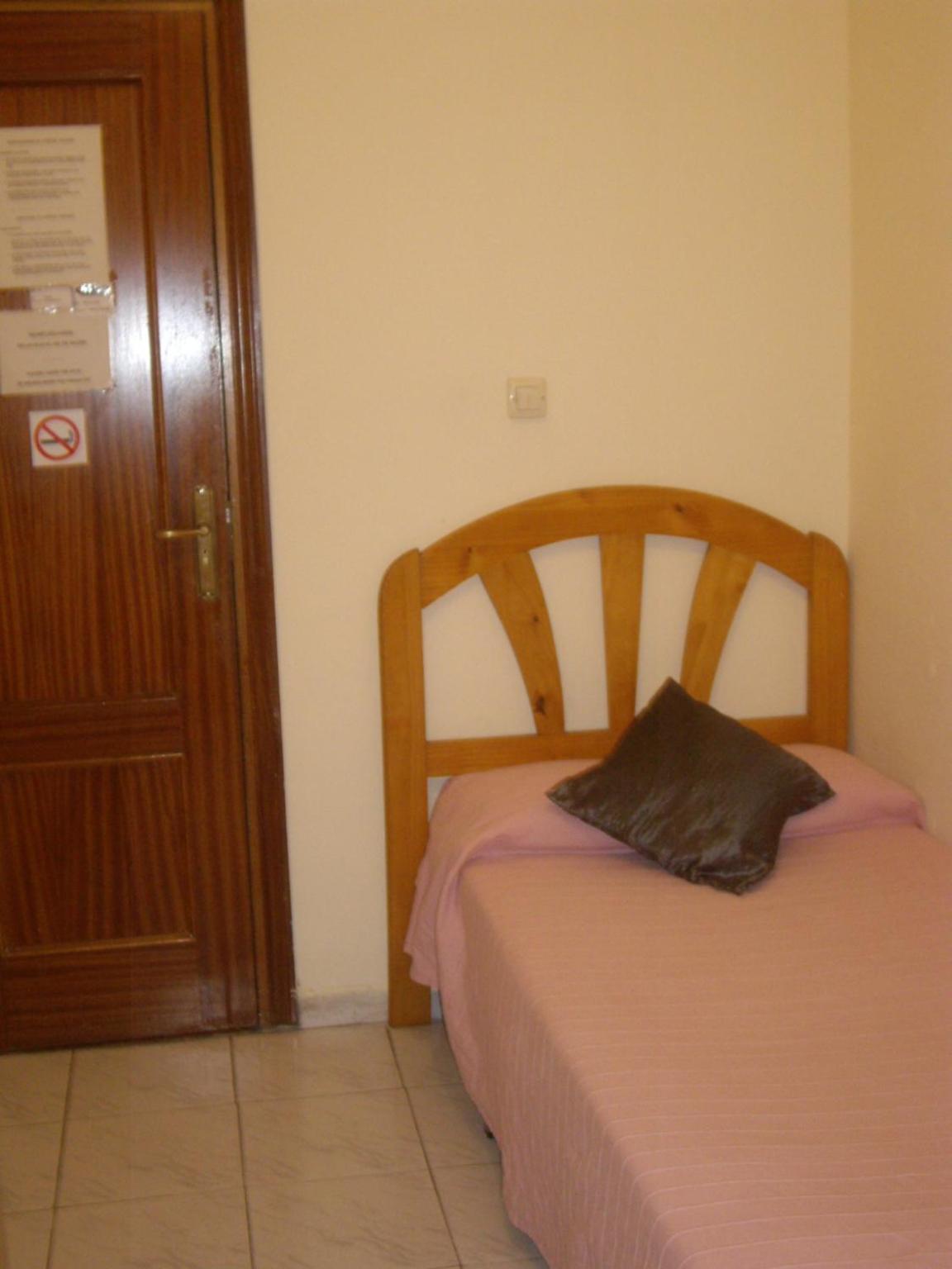 Single Room with Shared Bathroom photo 3