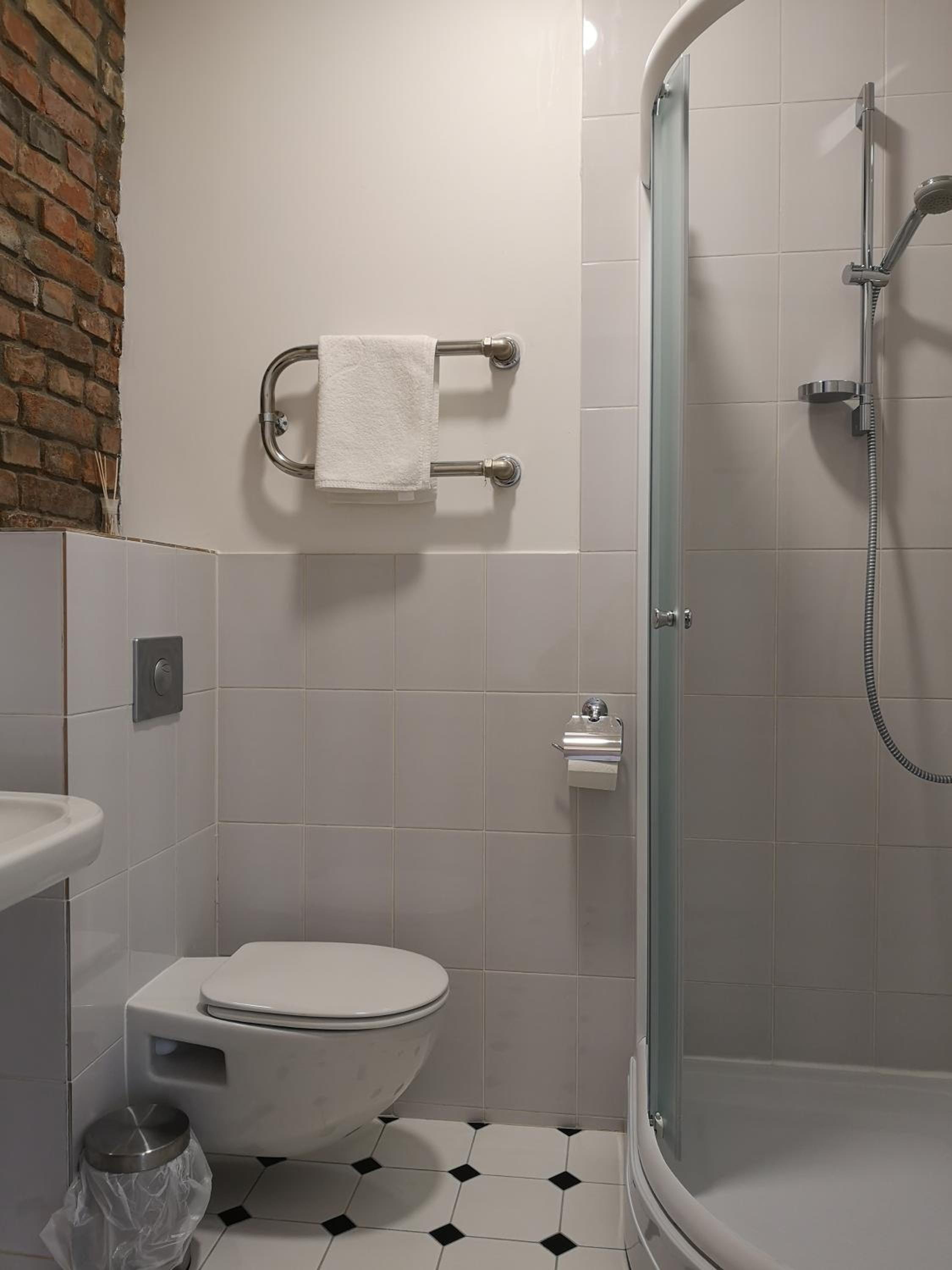 Large Double Room - Photo 11
