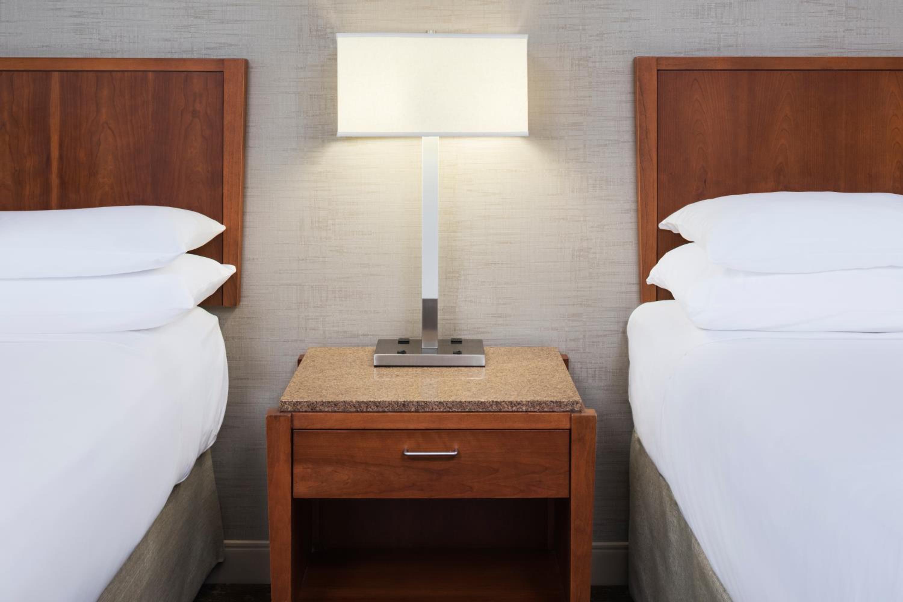 Queen Room with Two Queen Beds- High Floor photo 3