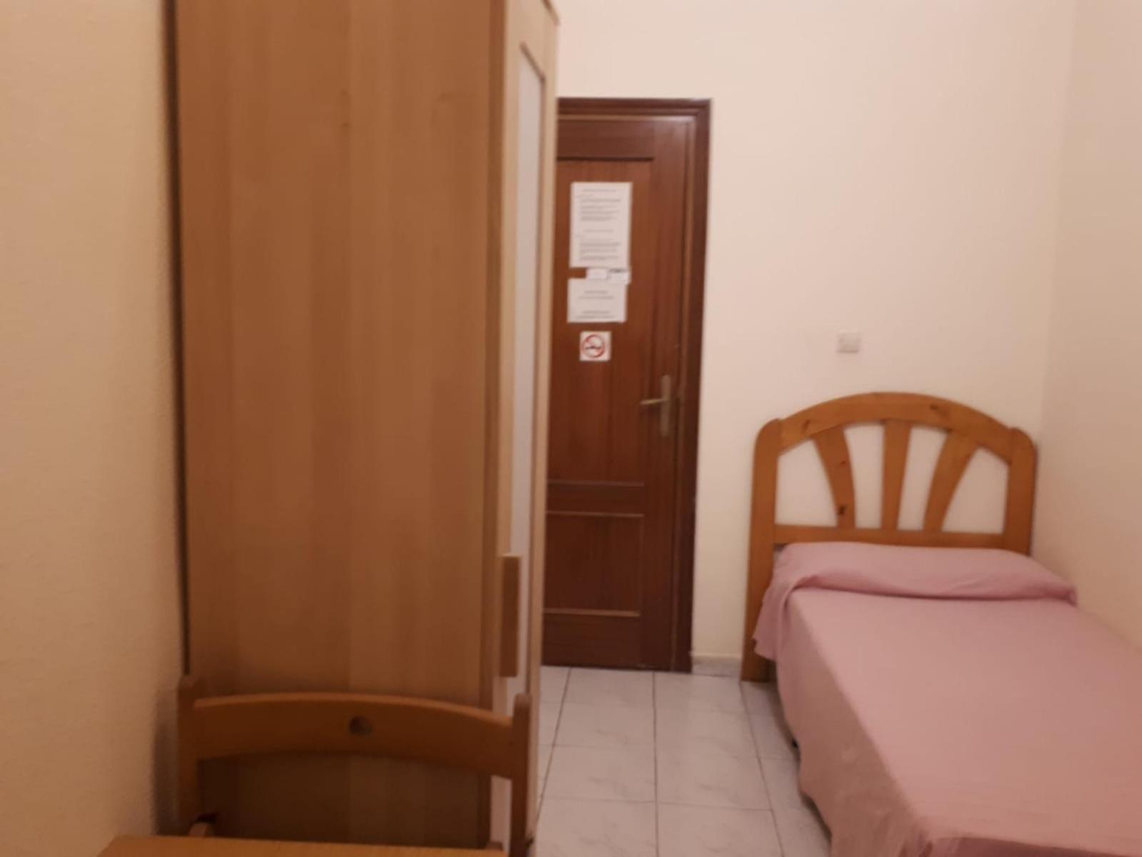 Standard Twin Room with Shared Bathroom photo 2