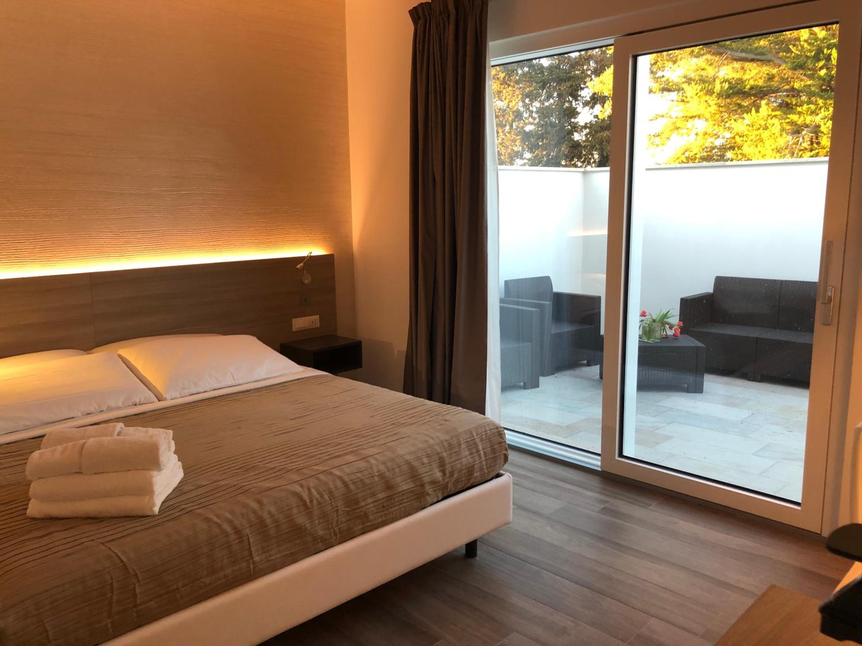 Standard King Room - Photo 6