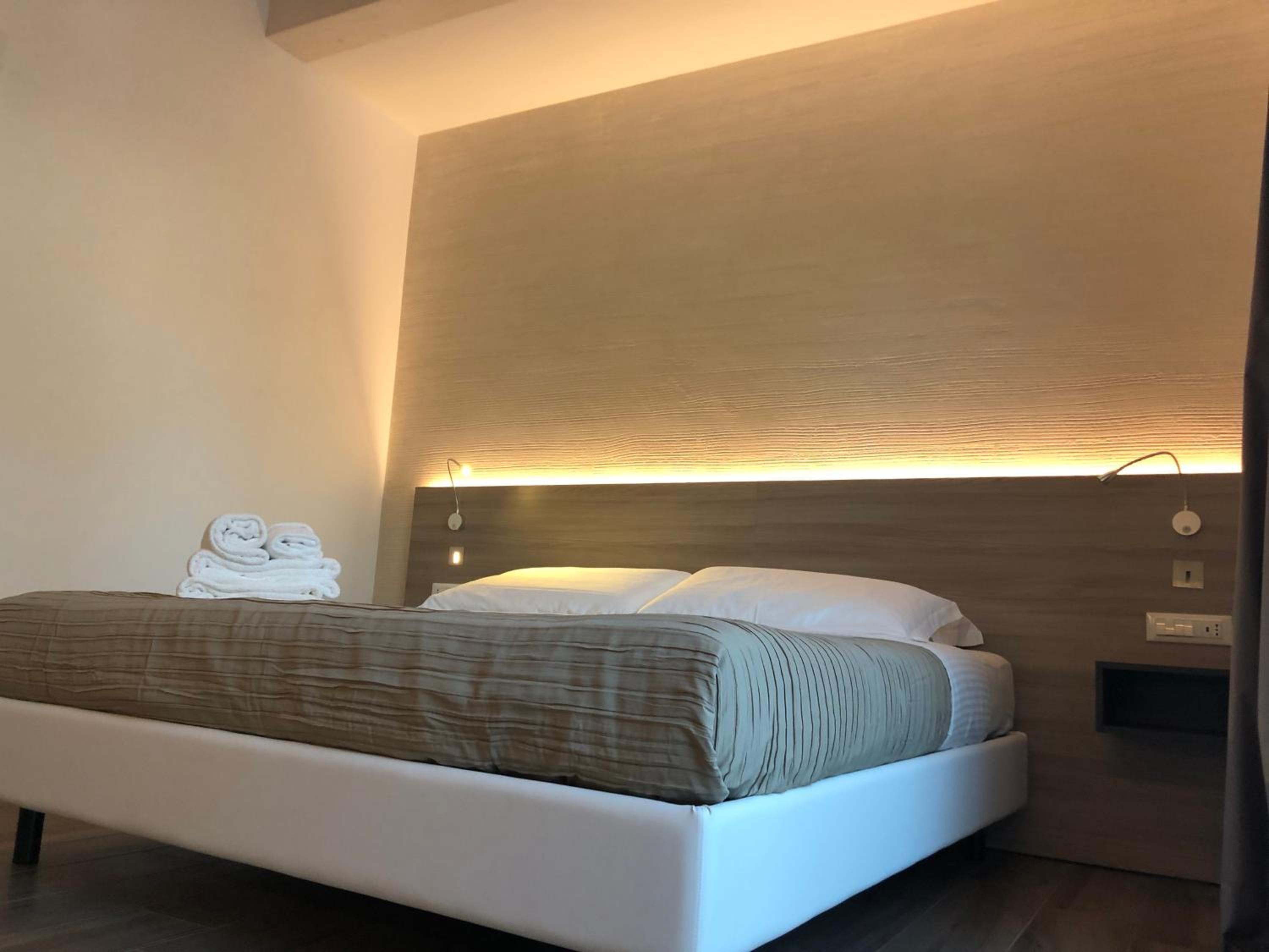 Standard King Room - Photo 3