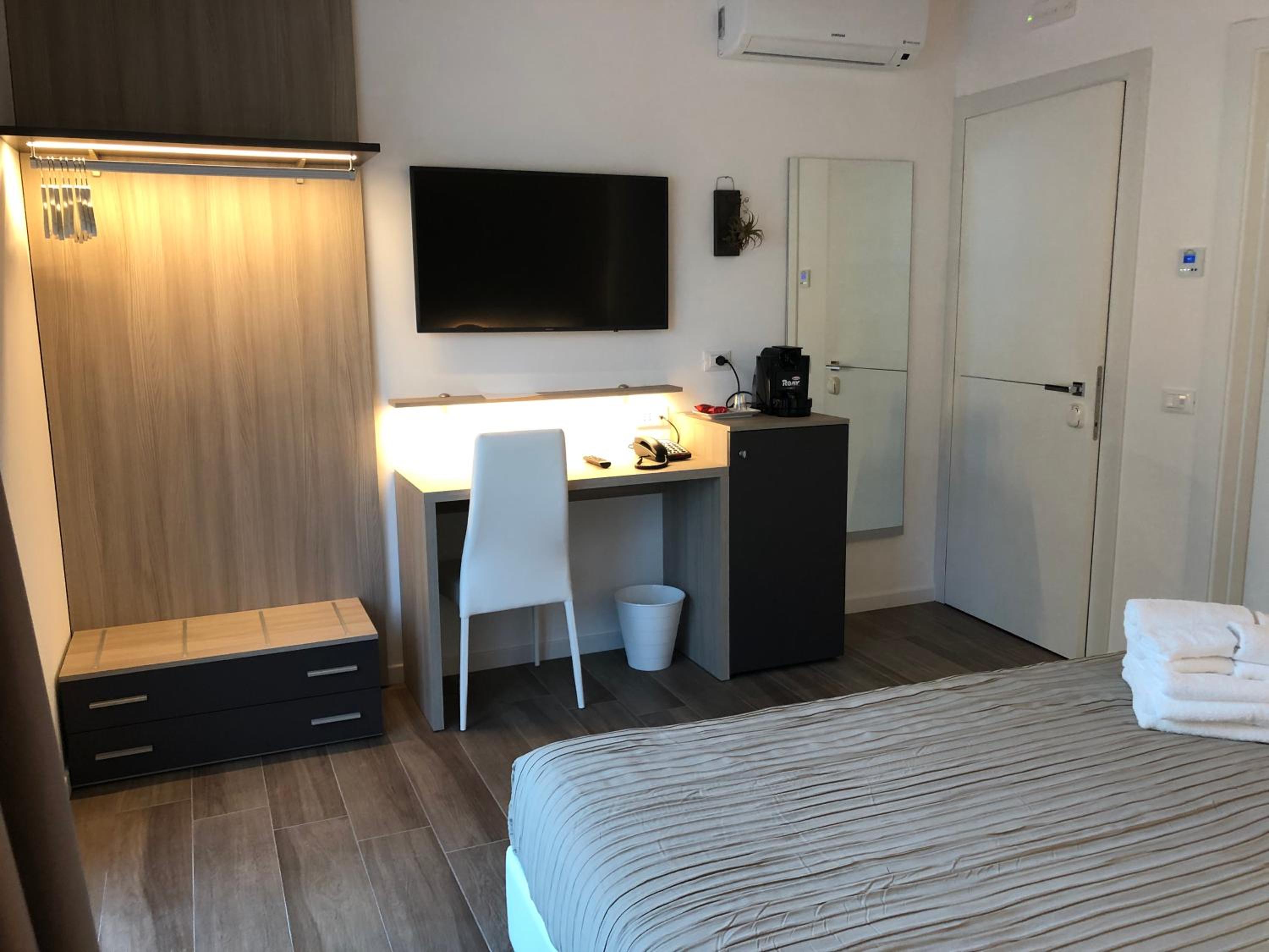 Standard King Room - Photo 4