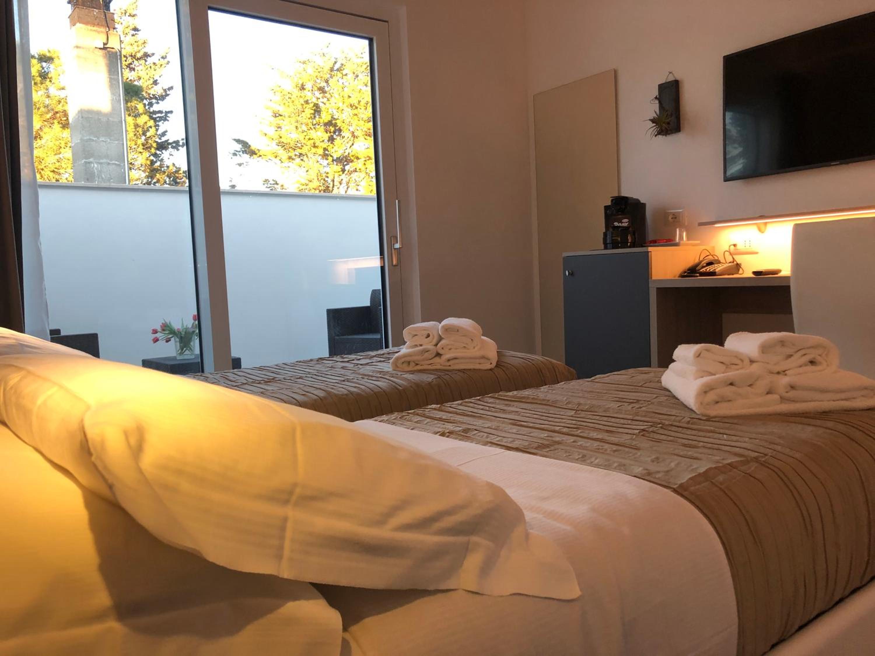 Standard King Room - Photo 5