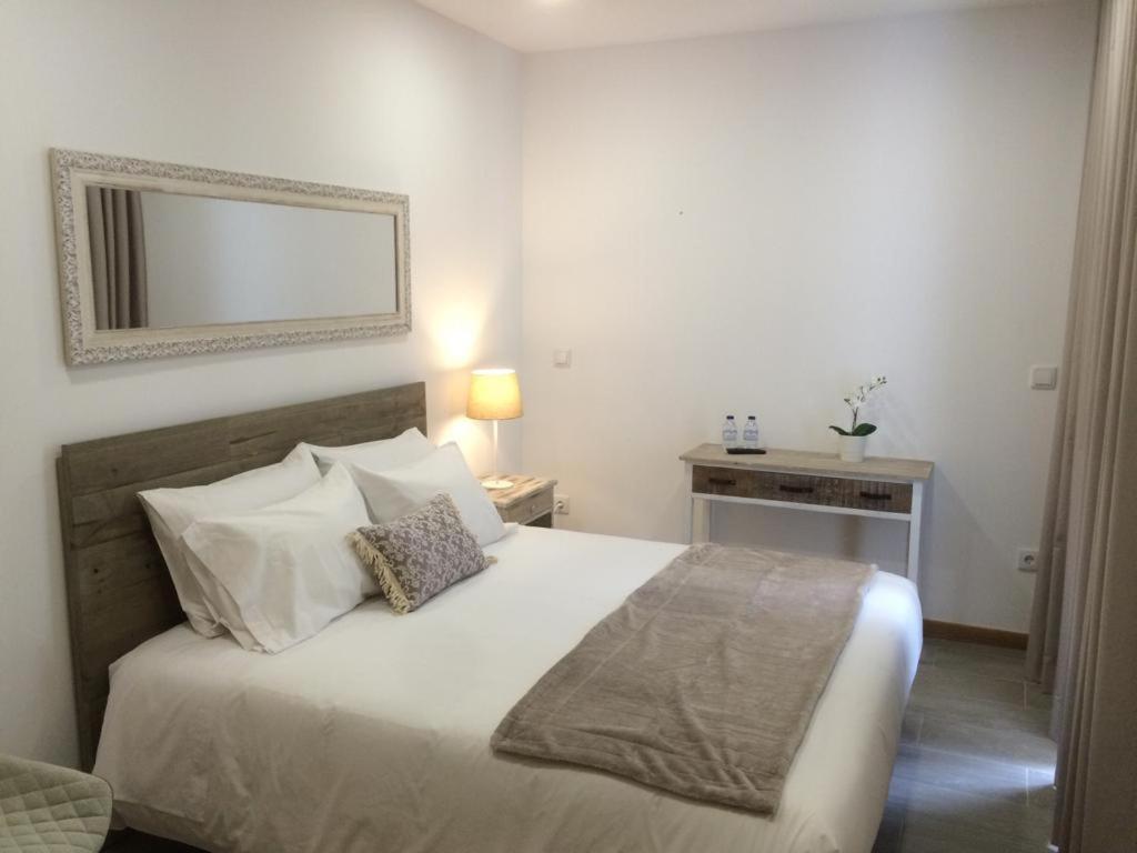King Room with Balcony - Photo 9