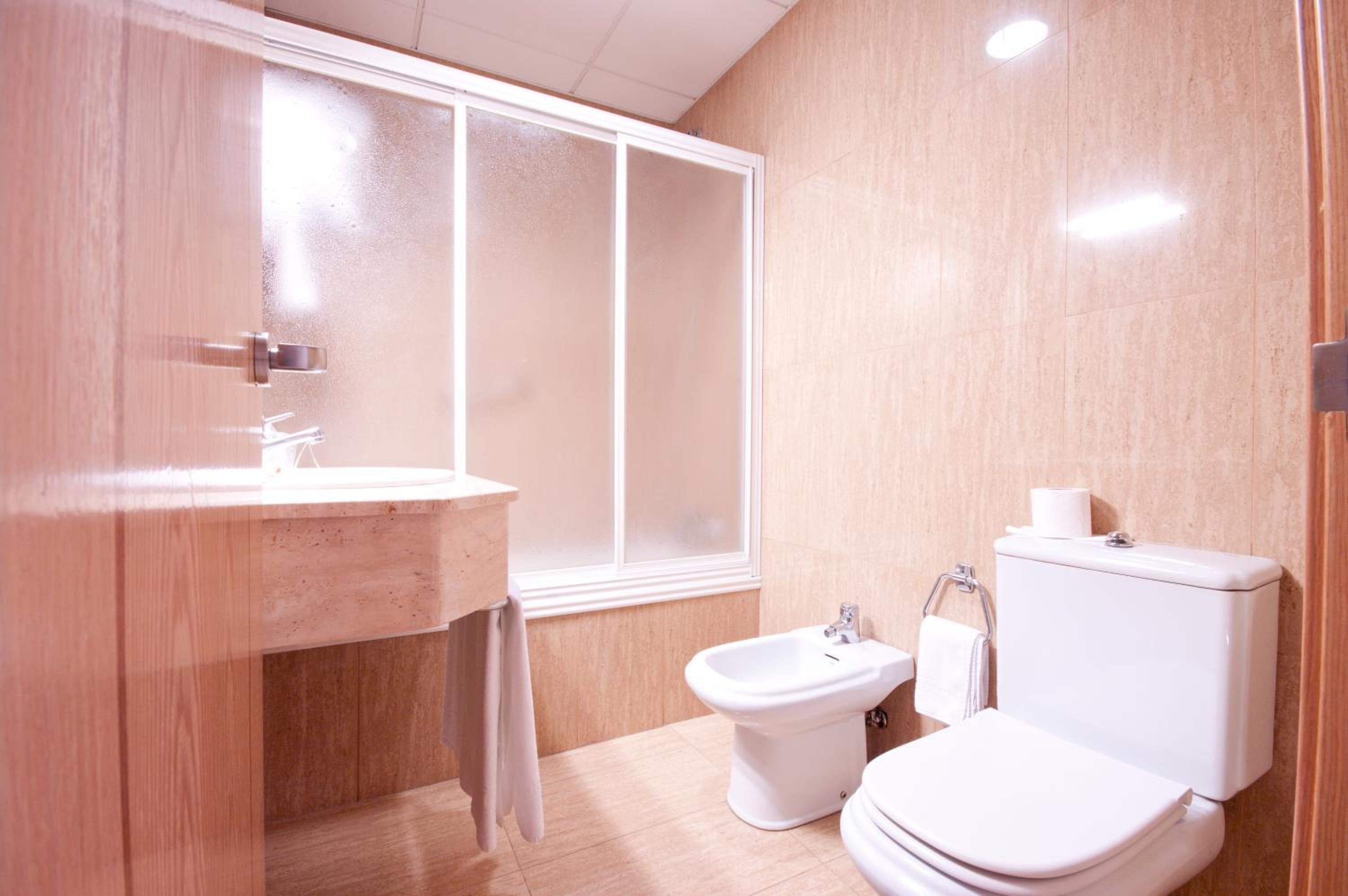 Habitación Doble o con Dos Camas con Cama Extra (2 Adultos + 1 Niño) Habitación Doble o con Dos Camas con Cama Extra (2 Adultos + 1 Niño)