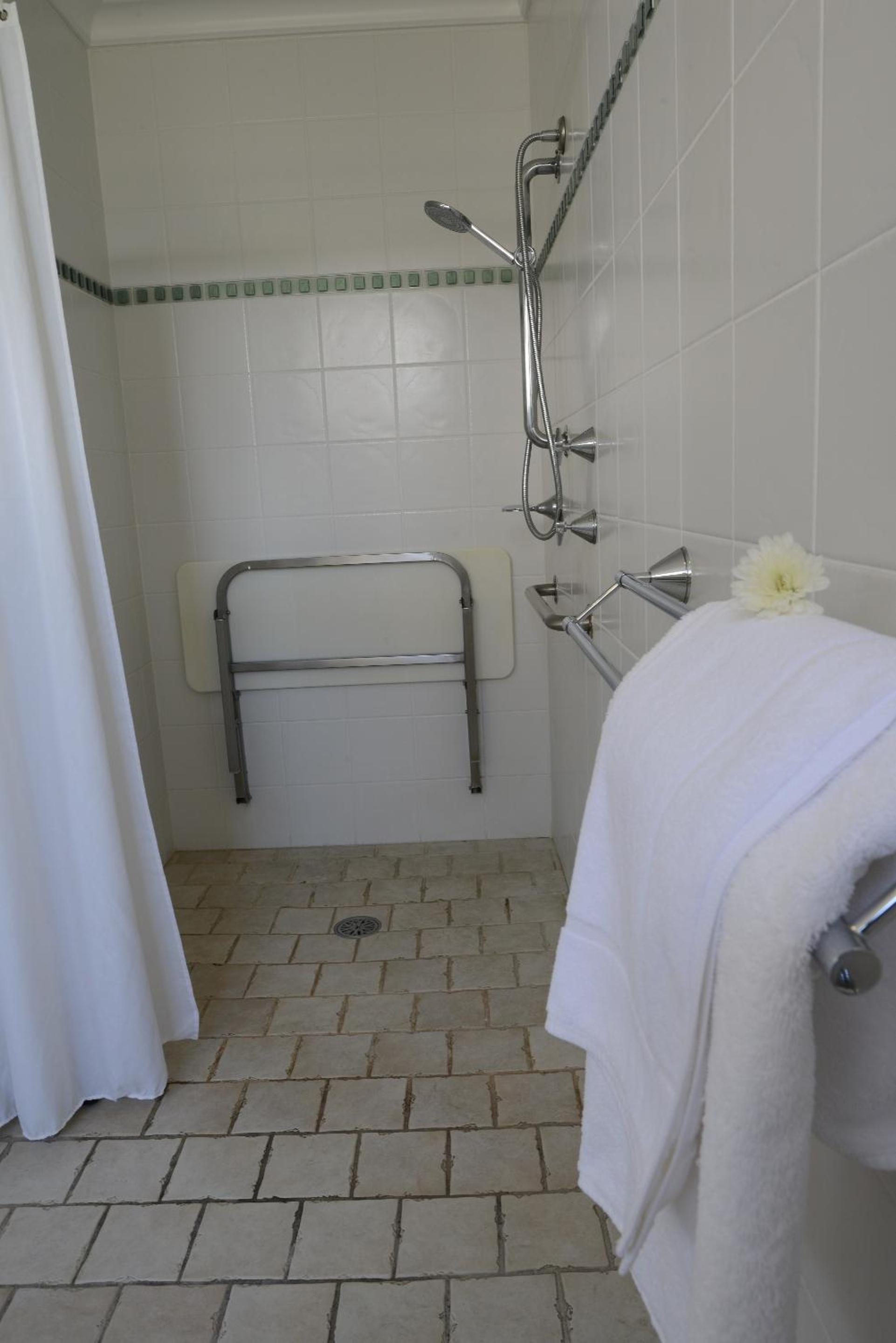 Queen Room - Disability Access photo 2