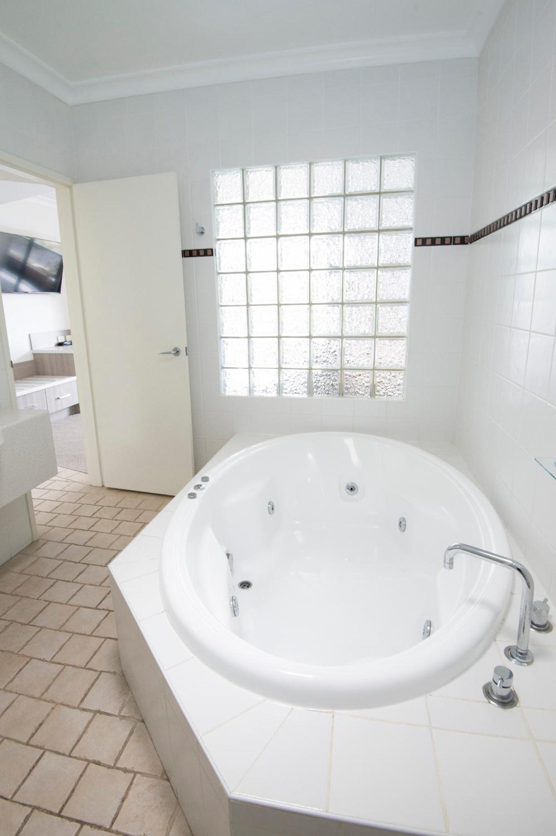 Deluxe King Spa Room photo 2