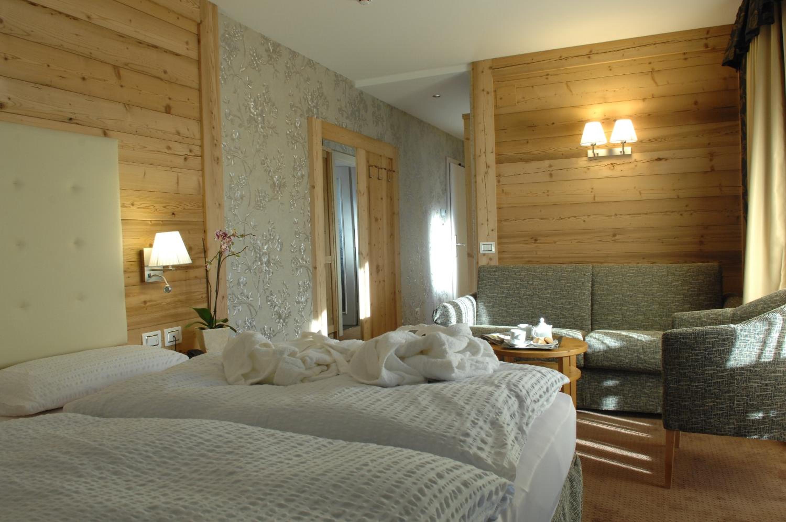 Deluxe Double Room with Balcony photo 2