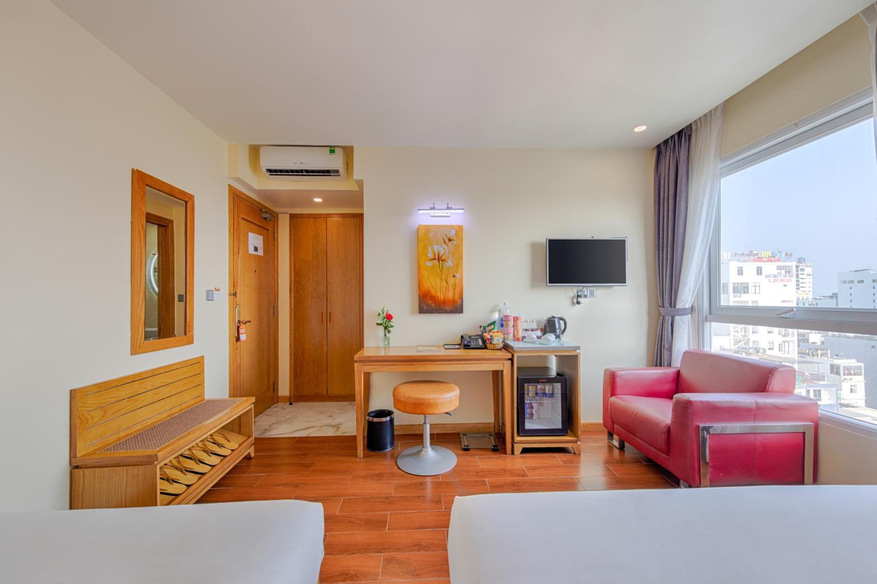 Family Room with City View  photo 3