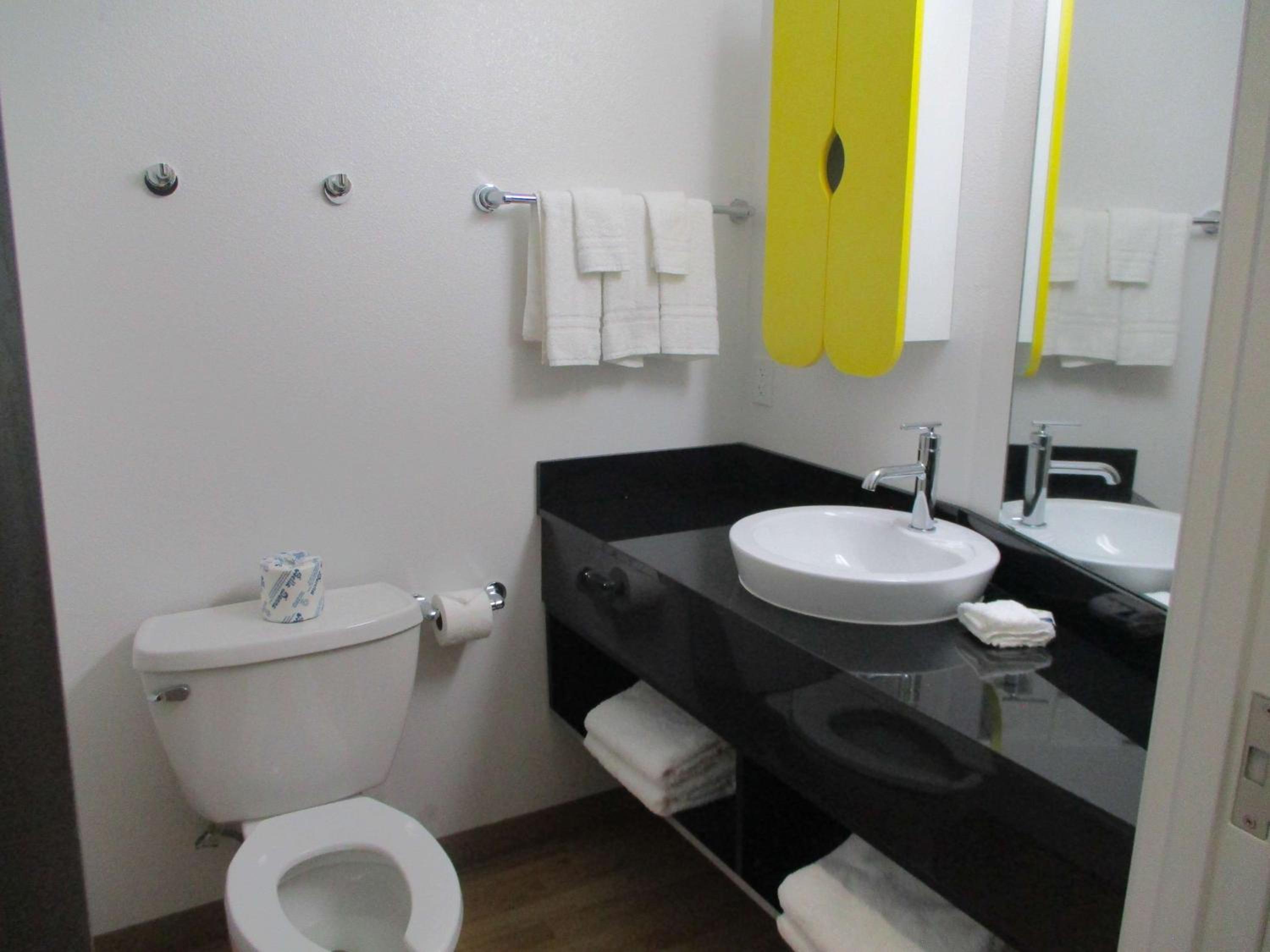 Suite - Non-Smoking - Photo 6