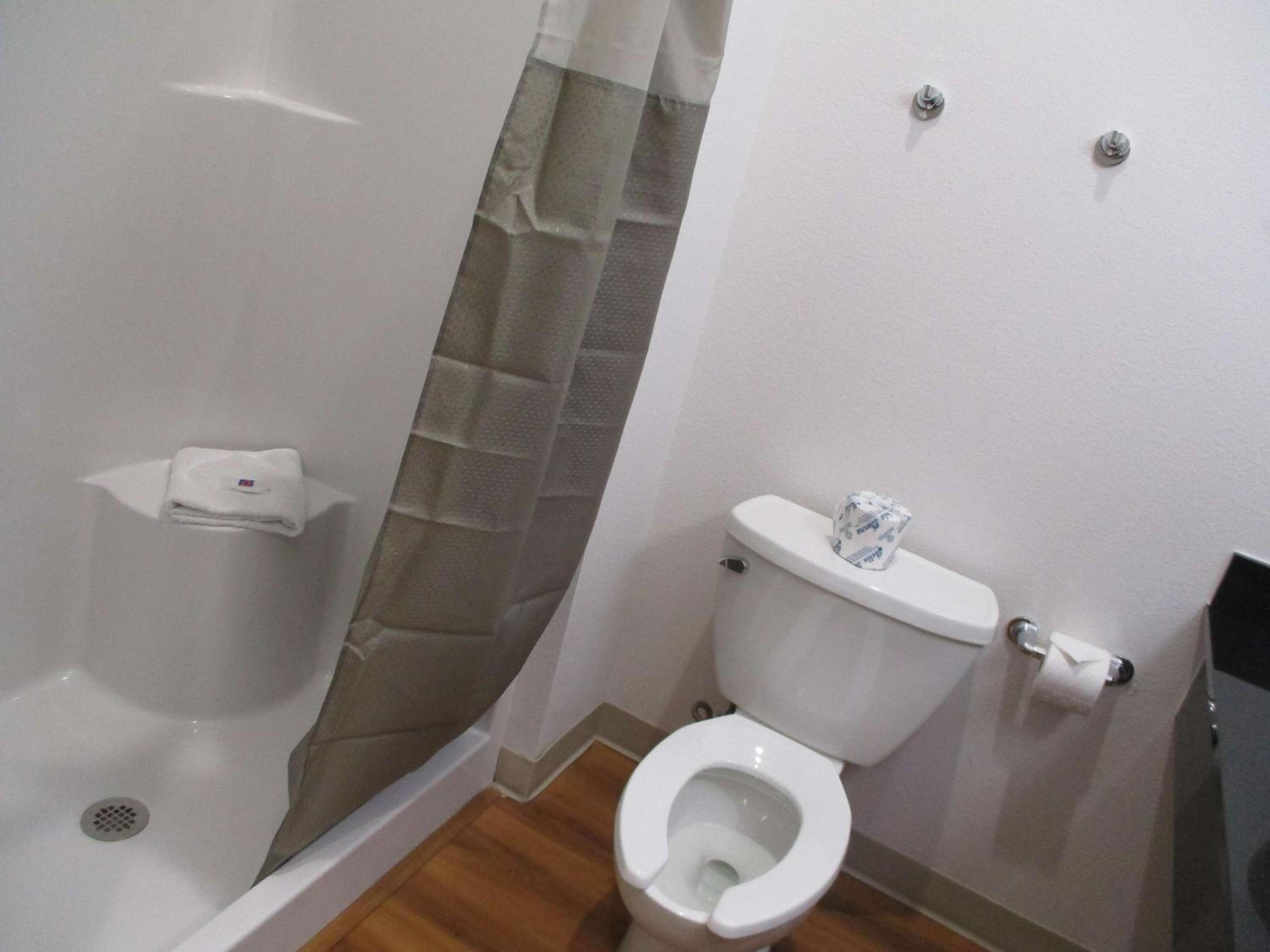 Suite - Non-Smoking - Photo 9
