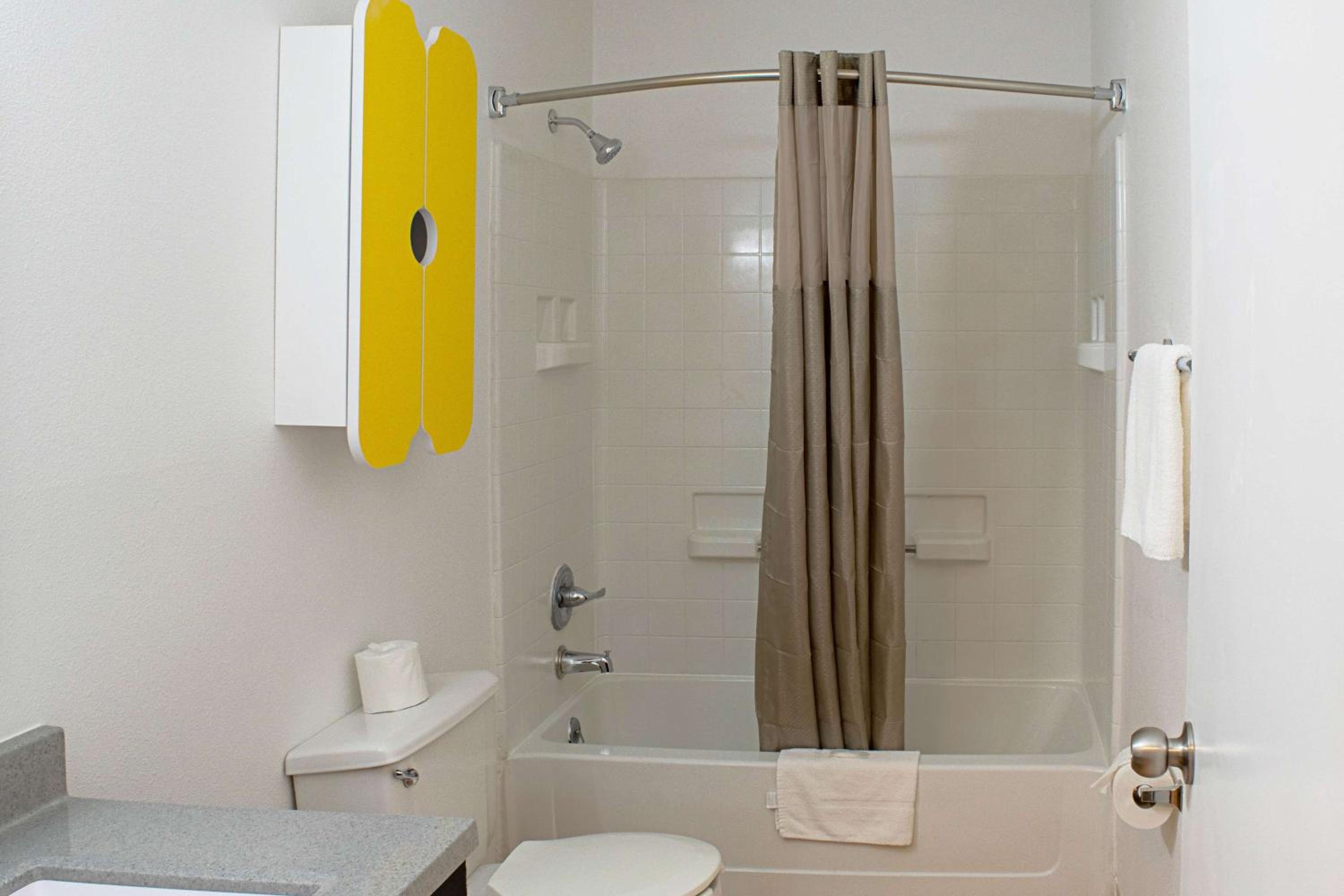 Queen Room - Disability Access photo 1