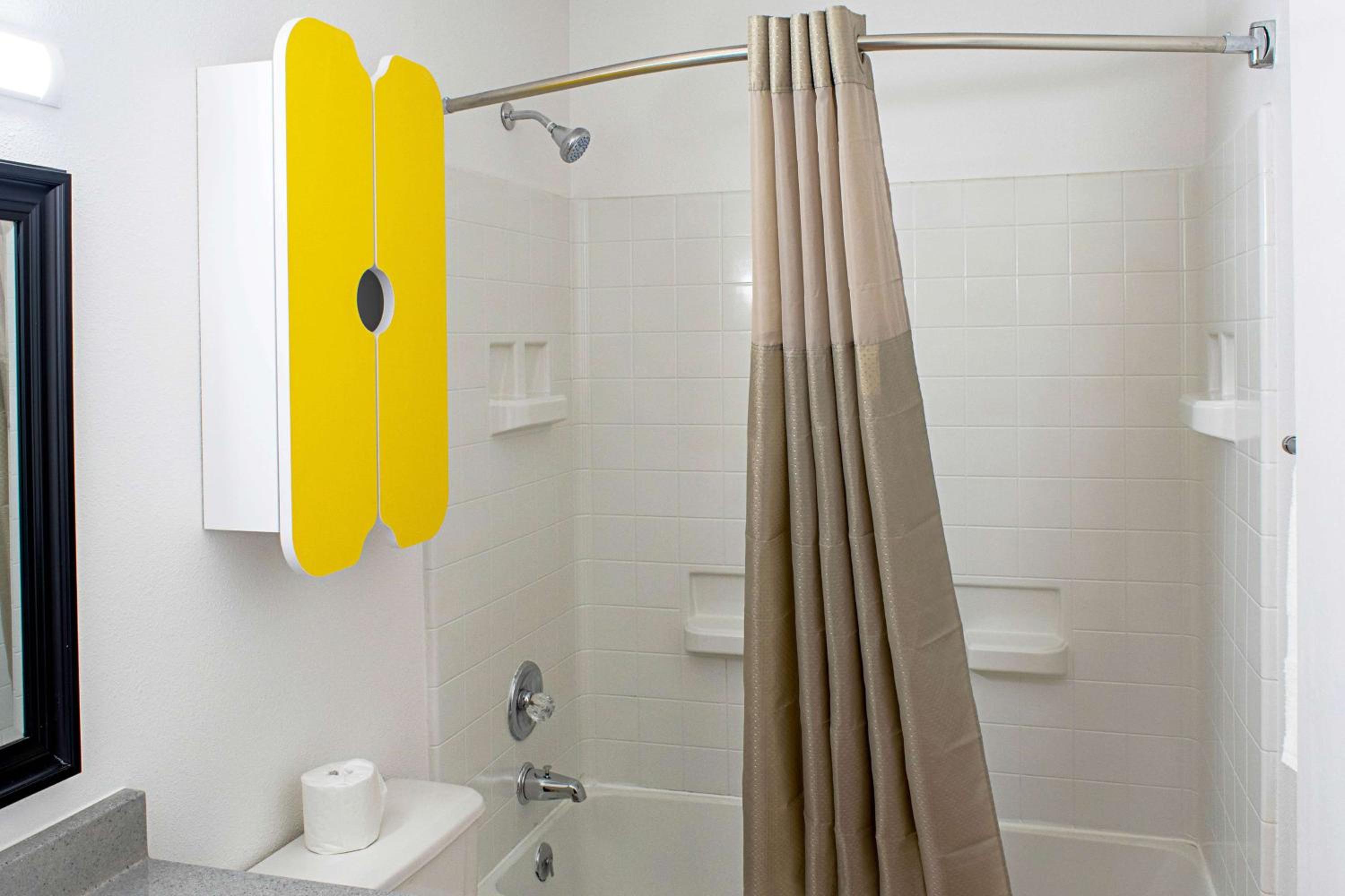 Queen Room - Disability Access photo 3