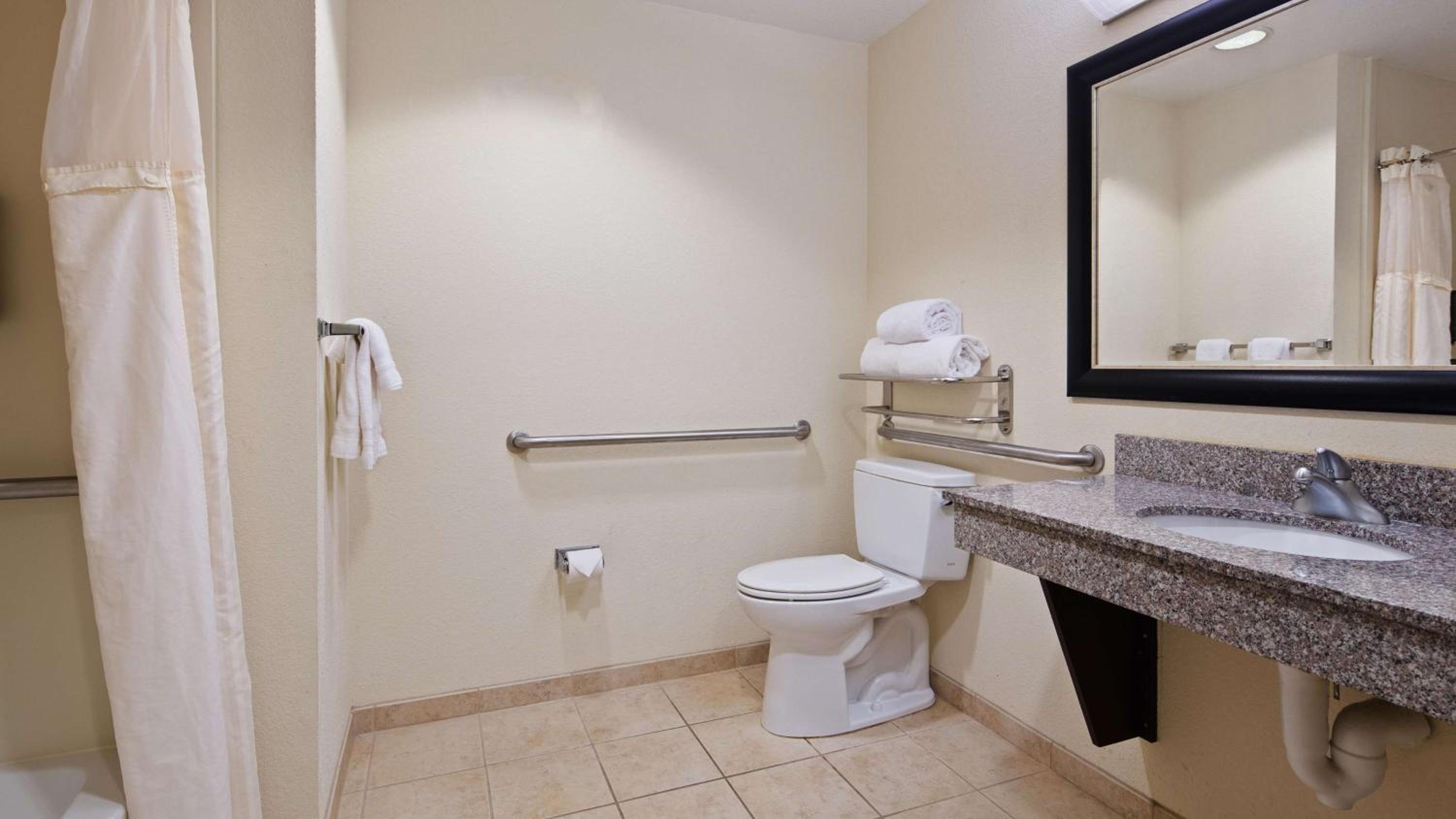 Queen Room with Two Queen Beds and Bath Tub - Disability Access/Non-Smoking  - Photo 4