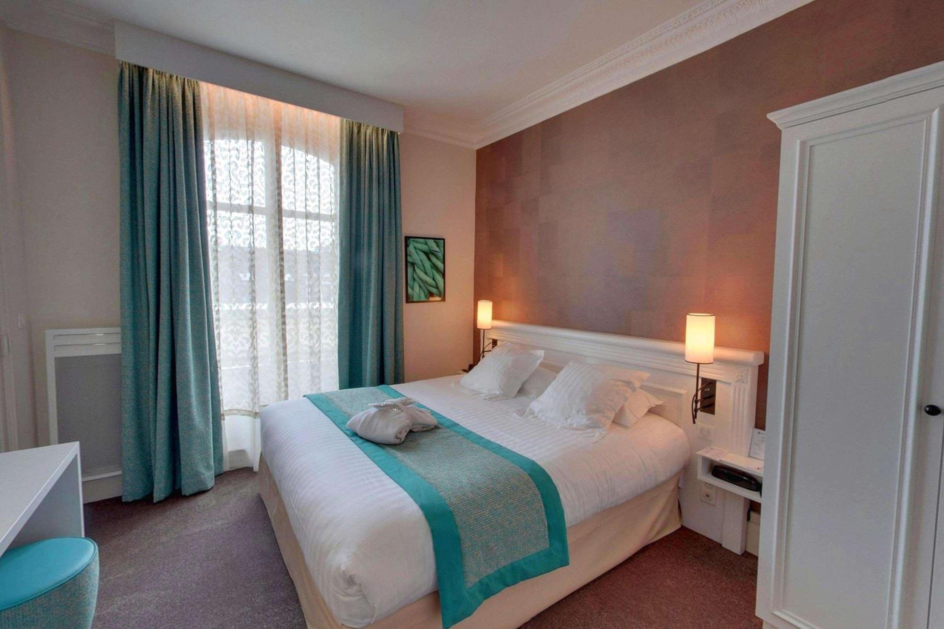 Executive Queen Room With Sofa Bed photo 1