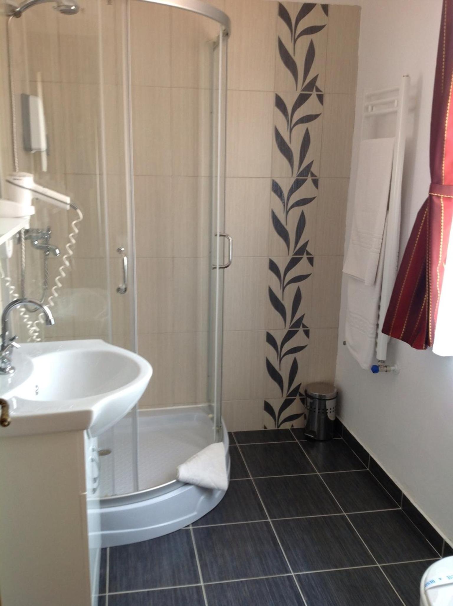 Deluxe Double Room with Canopy Bed - Photo 9