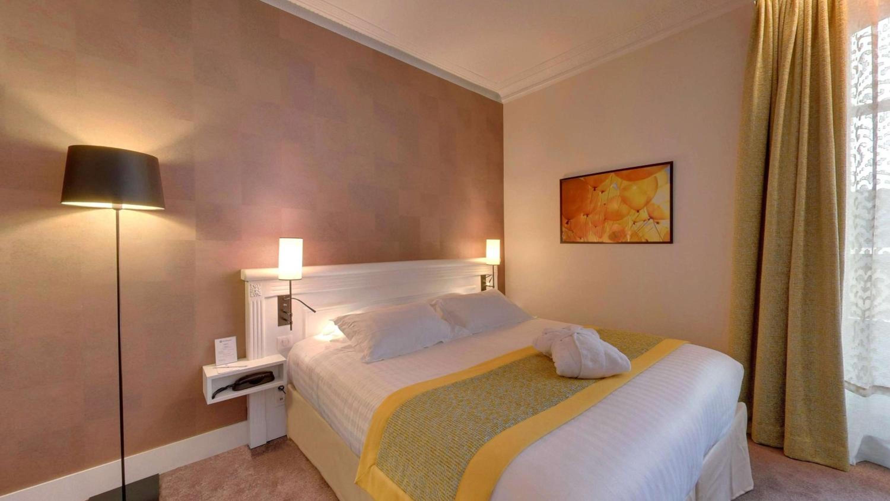 Executive Queen Room With Sofa Bed photo 2