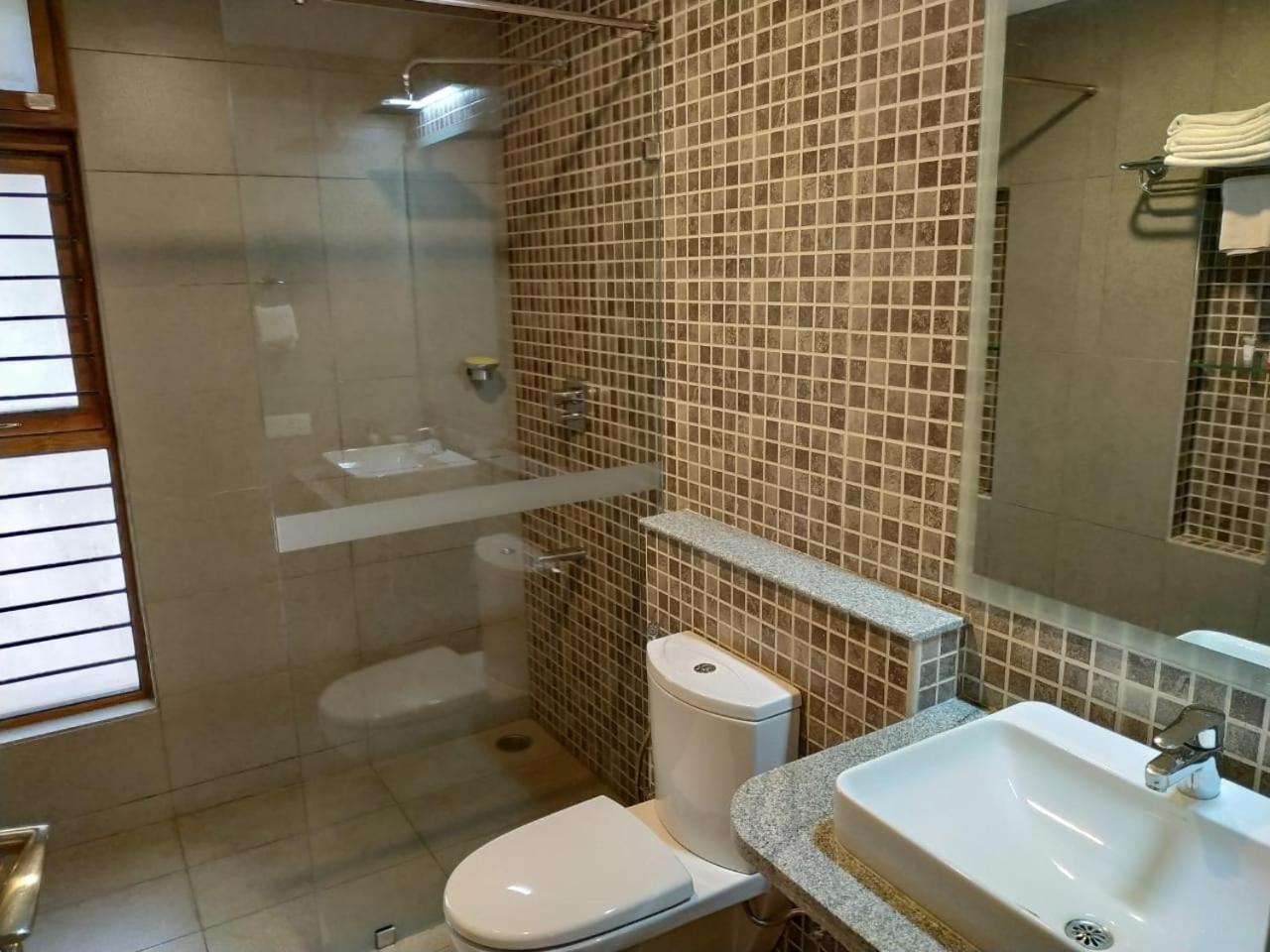 Deluxe Room with Balcony - Photo 6