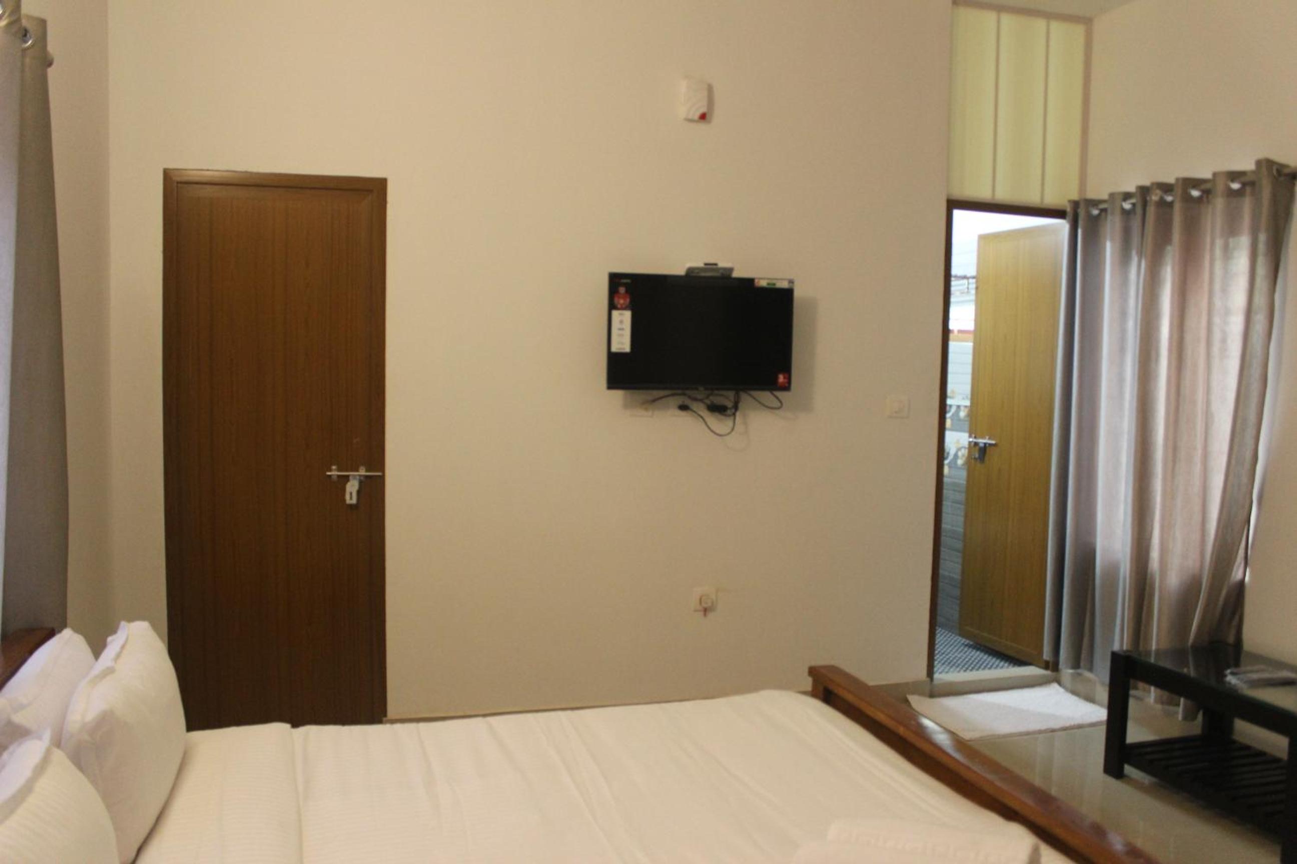 Deluxe Double Room with Balcony photo 2