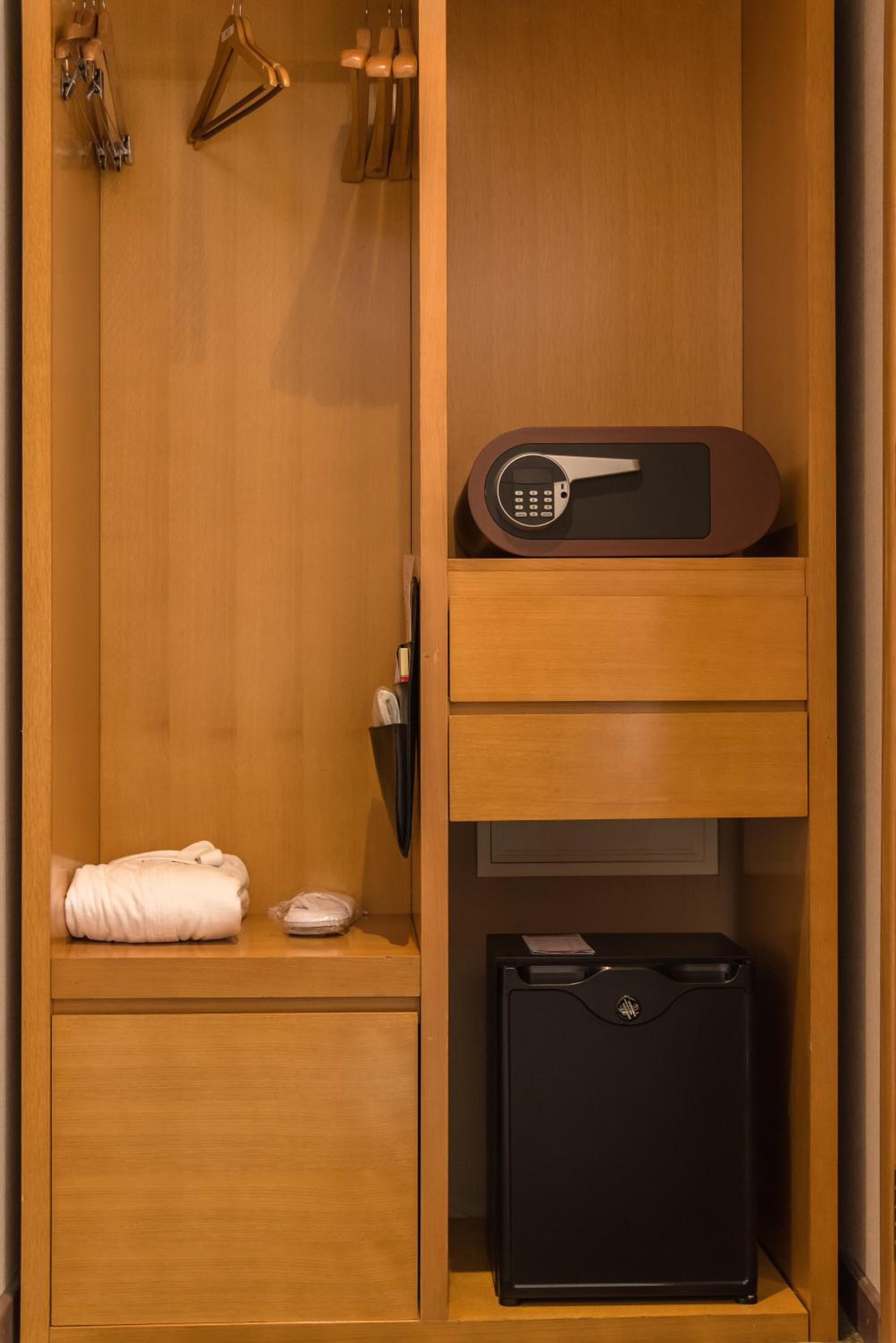Deluxe Room with King Bed photo 1