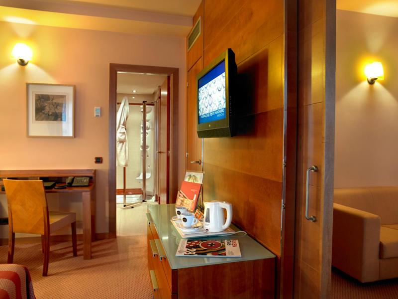 Junior Suite with Balcony - Photo 3