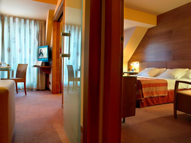 Junior Suite with Balcony - Photo 2