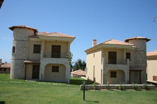 Three-Bedroom House photo 2