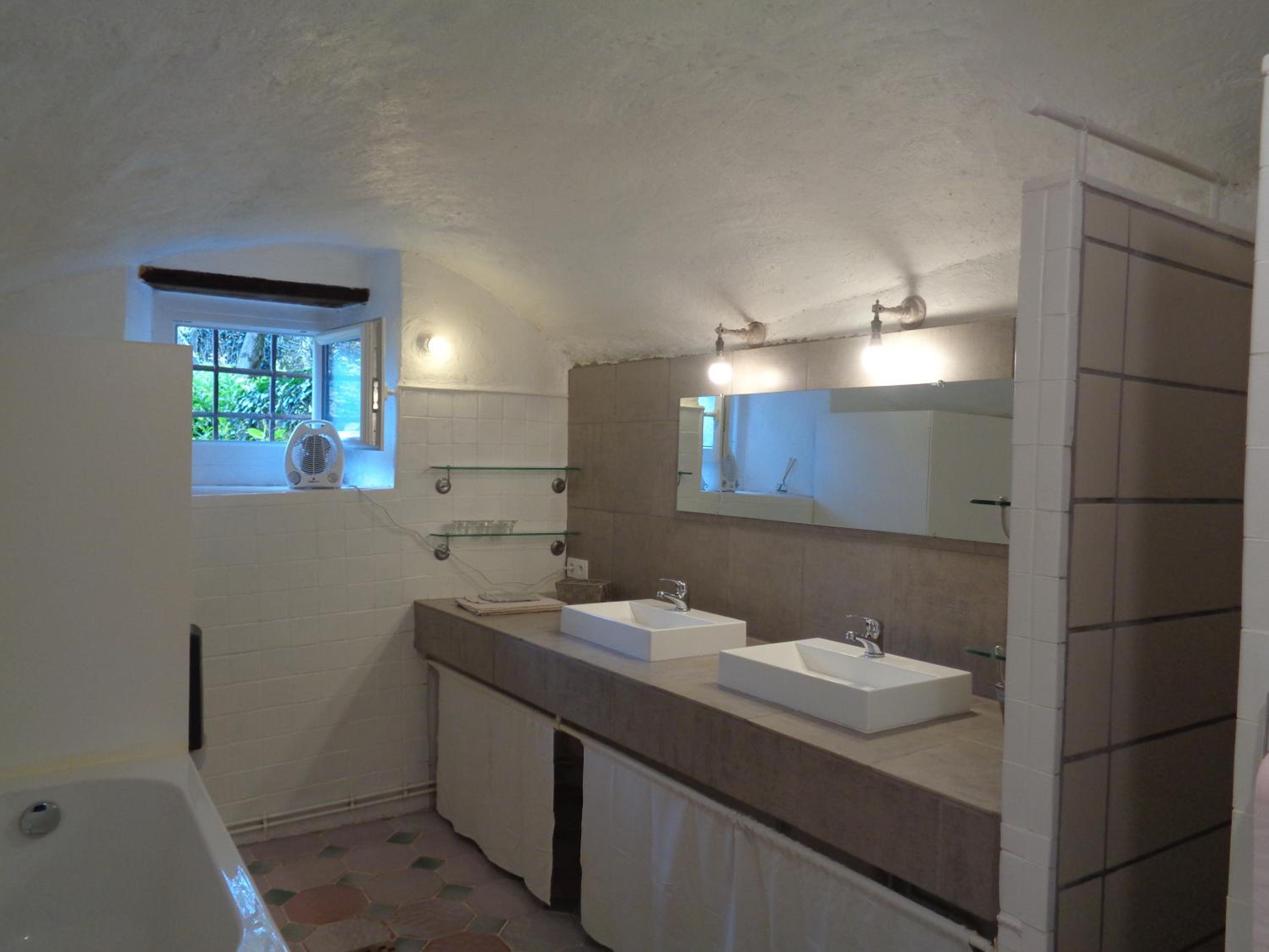 One-Bedroom Apartment - Photo 6