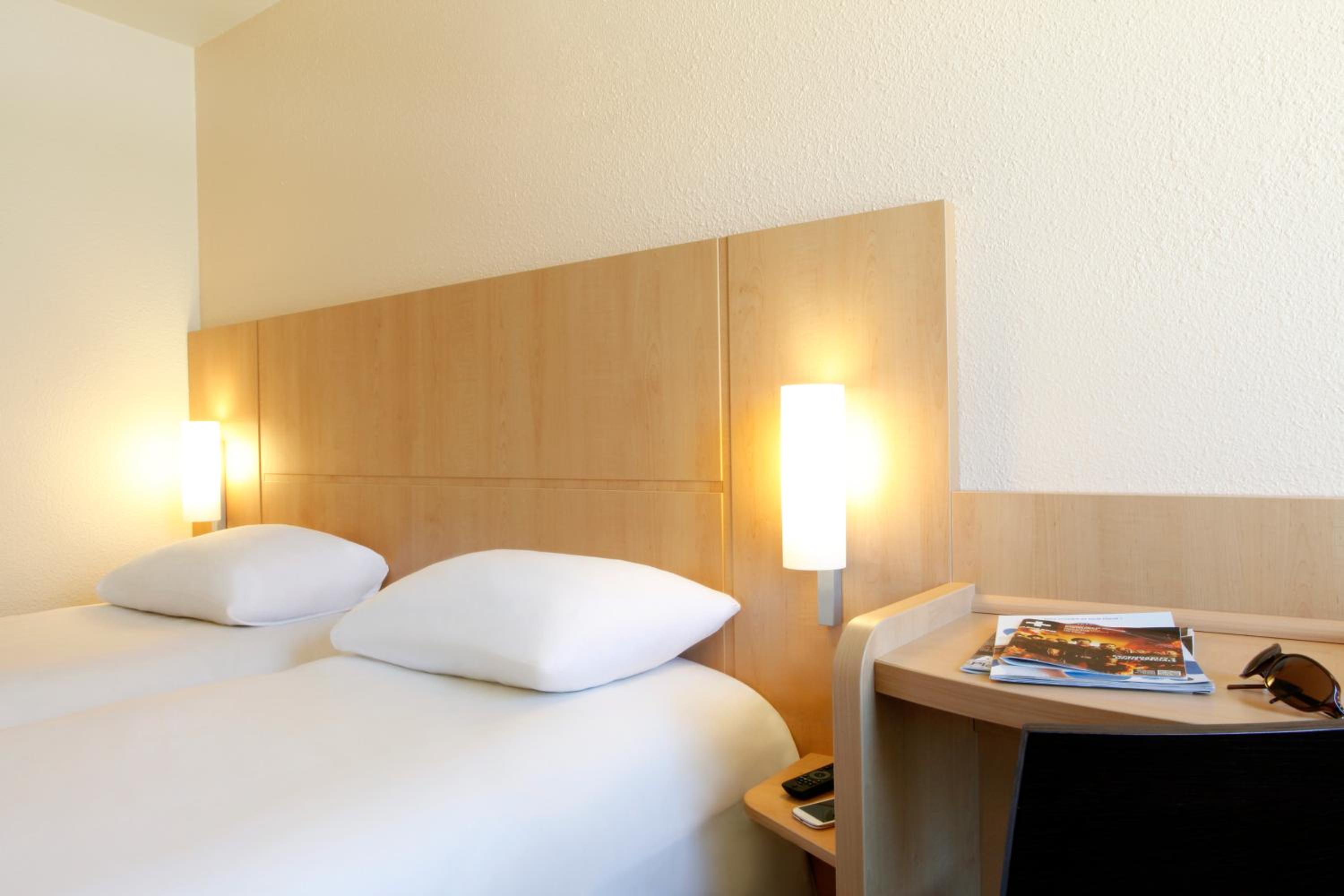 Standard Room With Twin Beds thumbnail 6