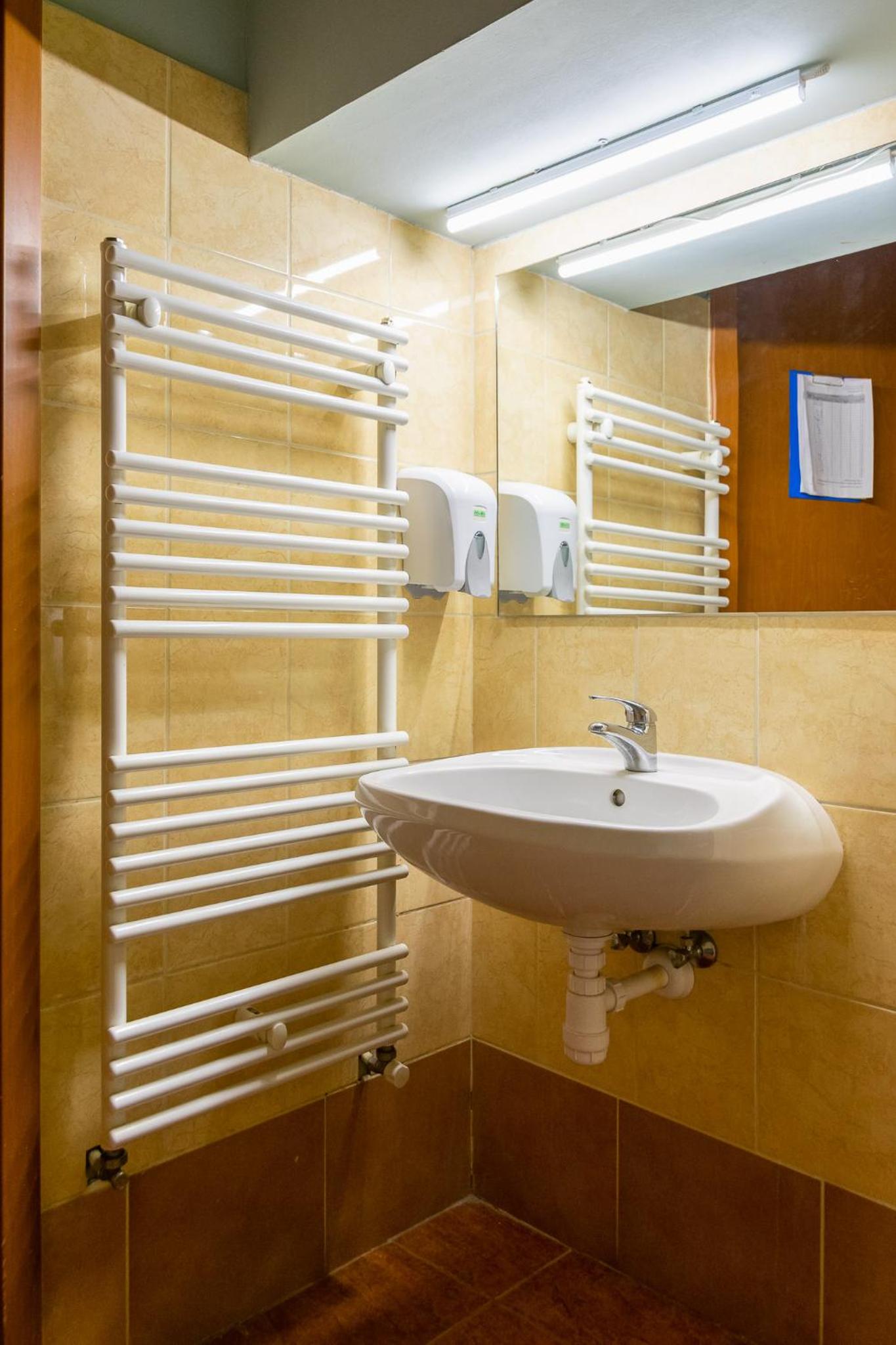 Budget Twin Room - Photo 6