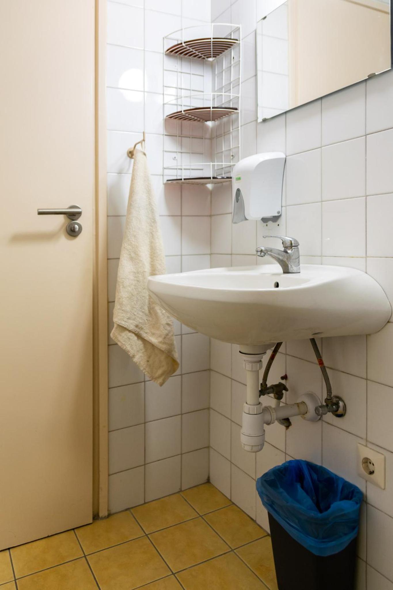 Budget Twin Room - Photo 25