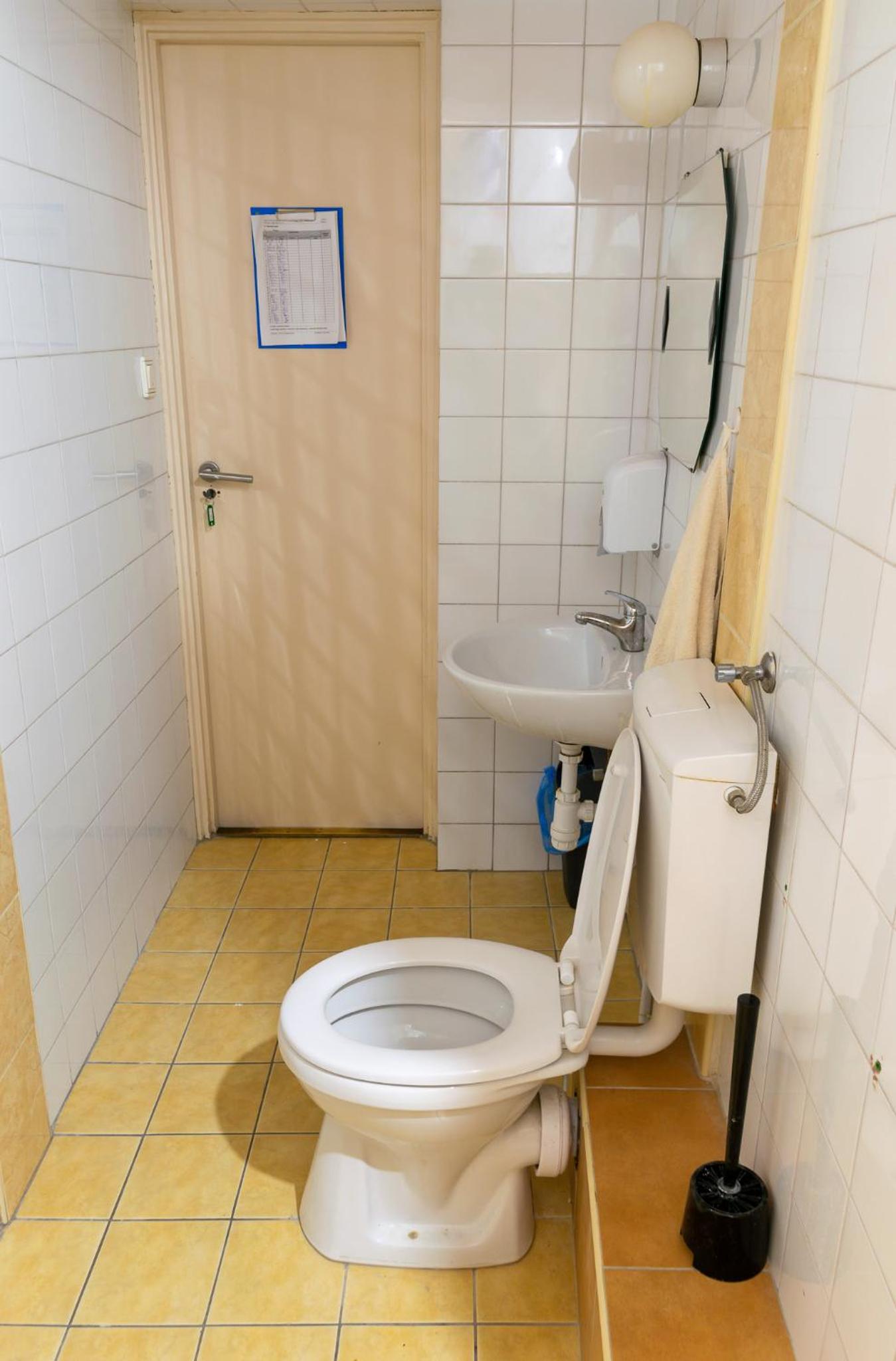 Budget Twin Room - Photo 22