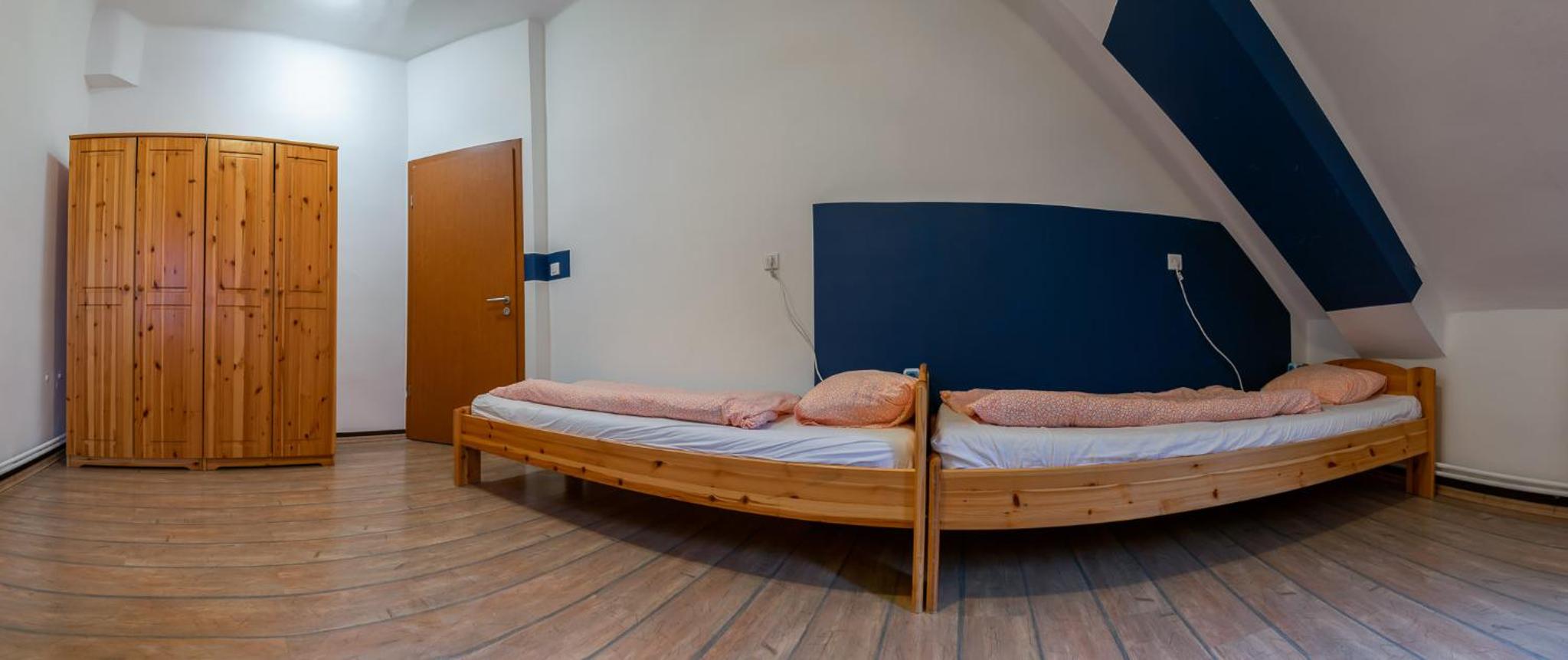 Large Twin Room - Photo 16
