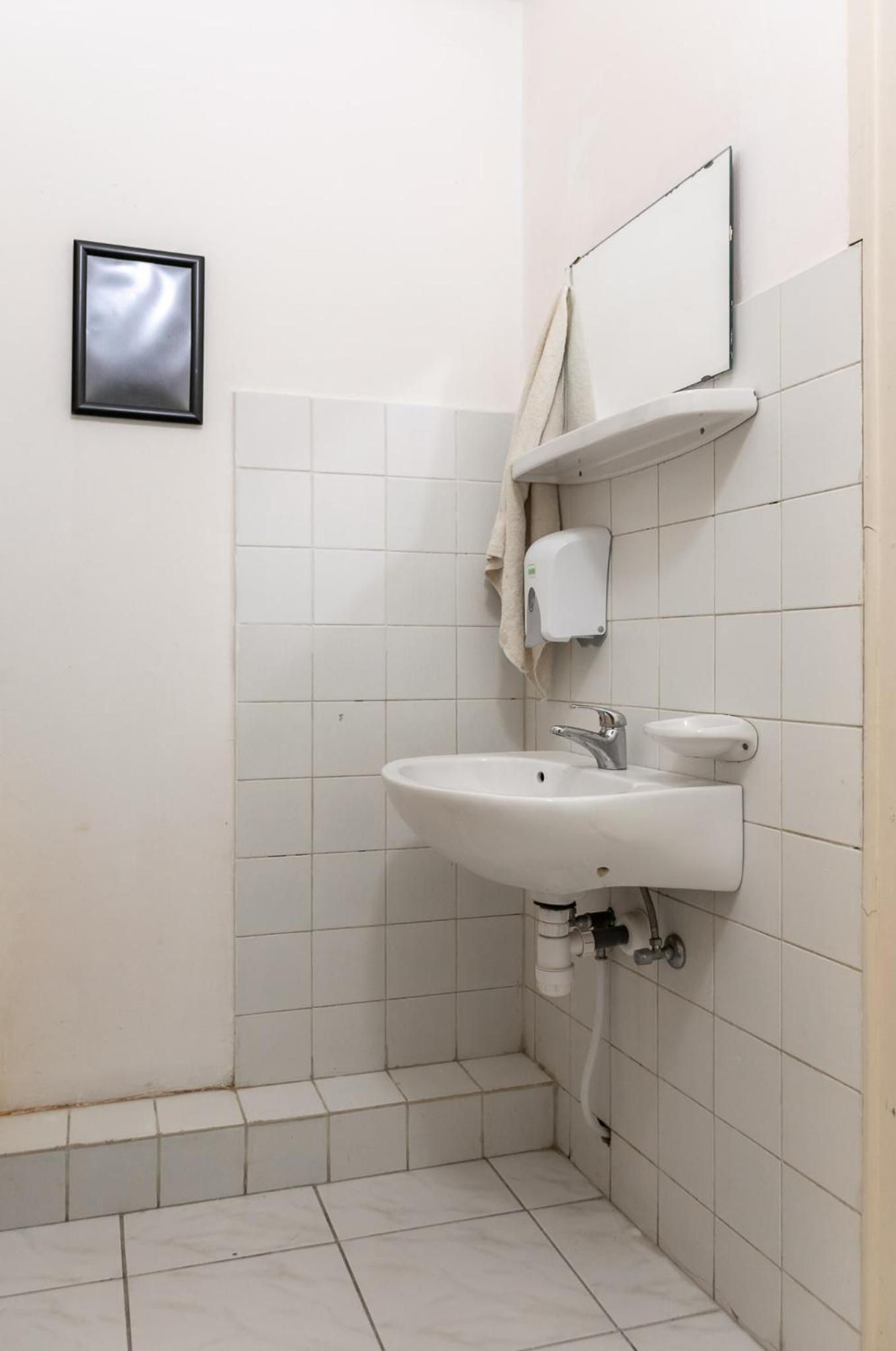 Budget Twin Room - Photo 49