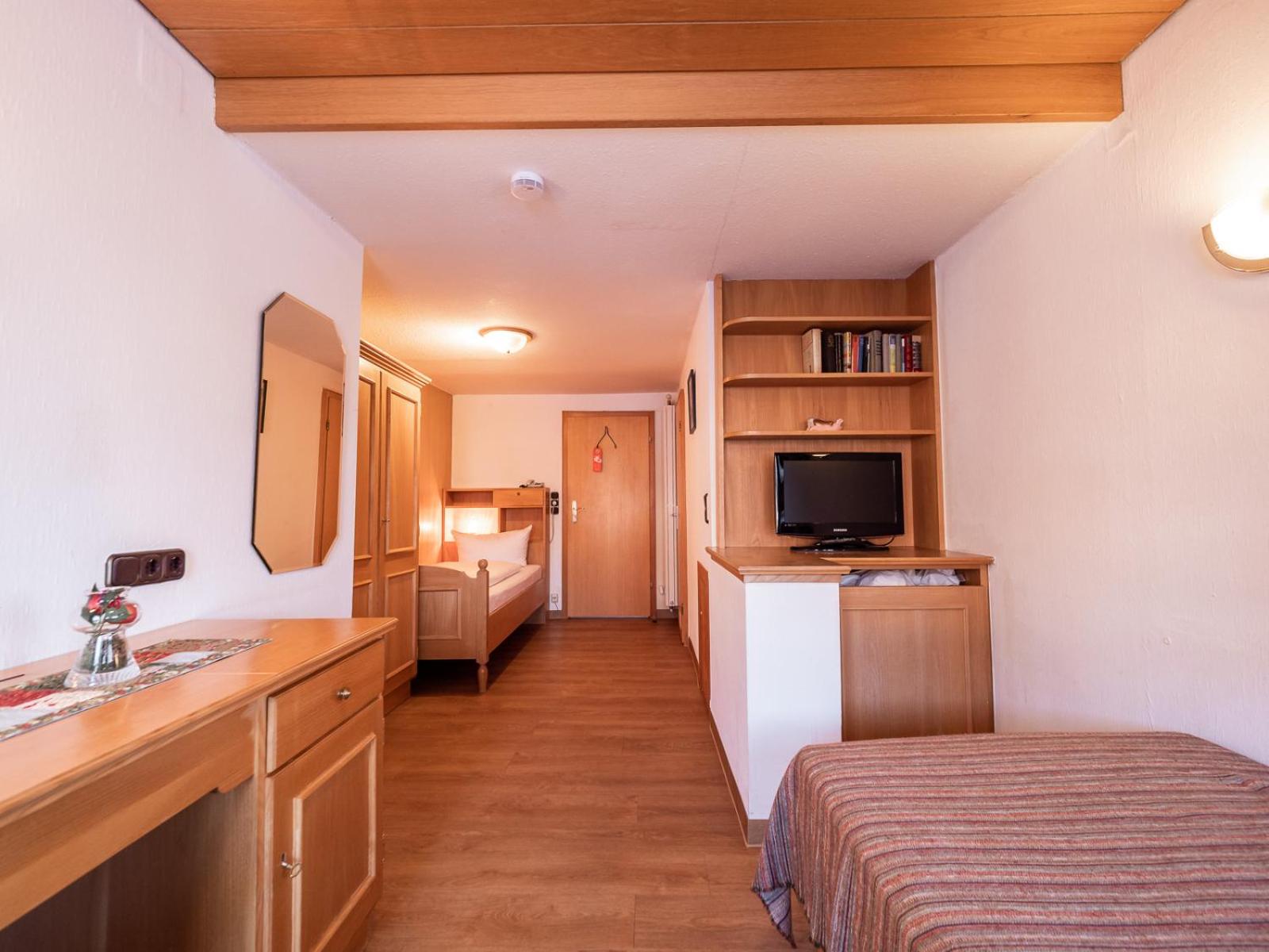 Economy Twin Room photo 1