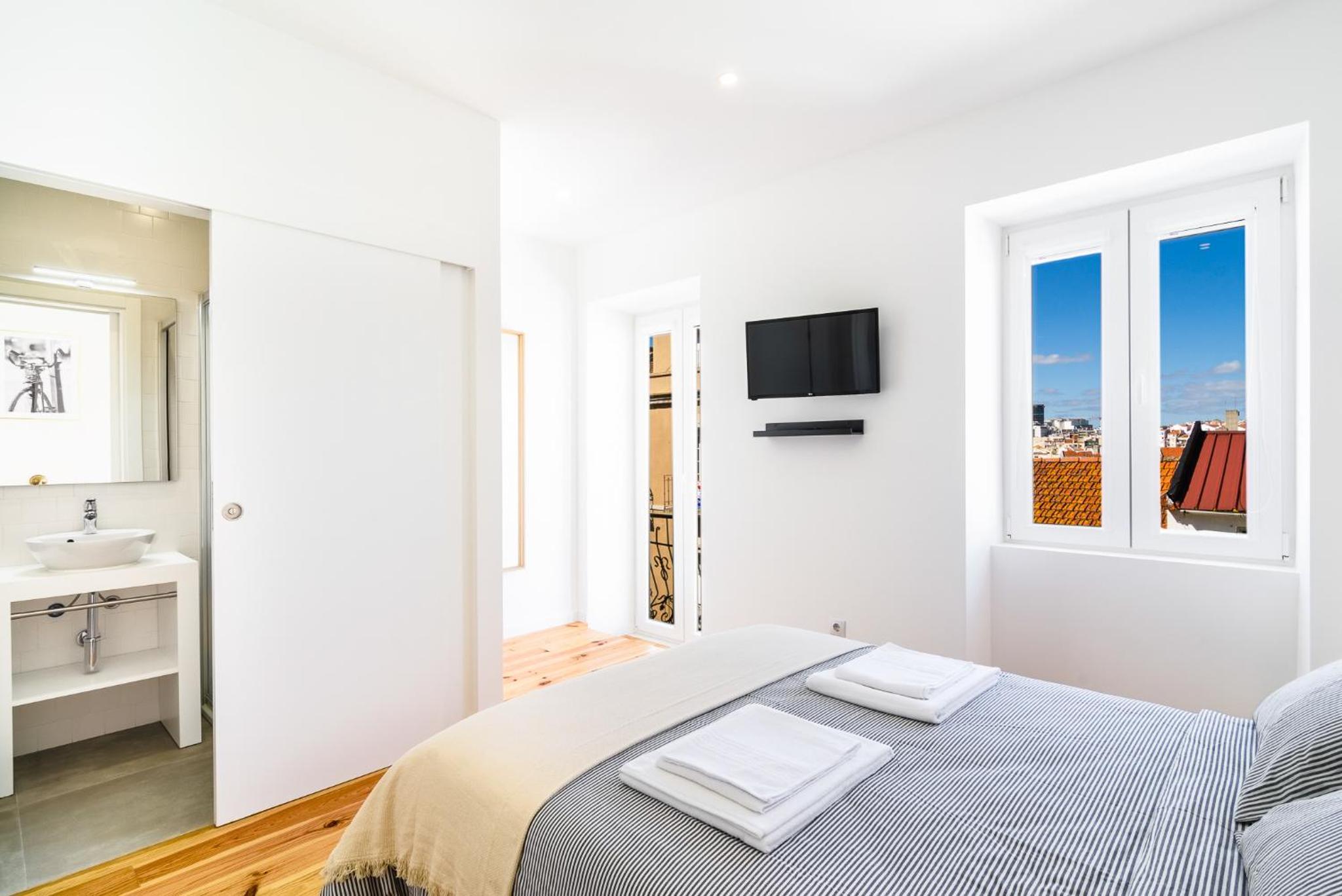 Deluxe Double Room with Balcony - Photo 6