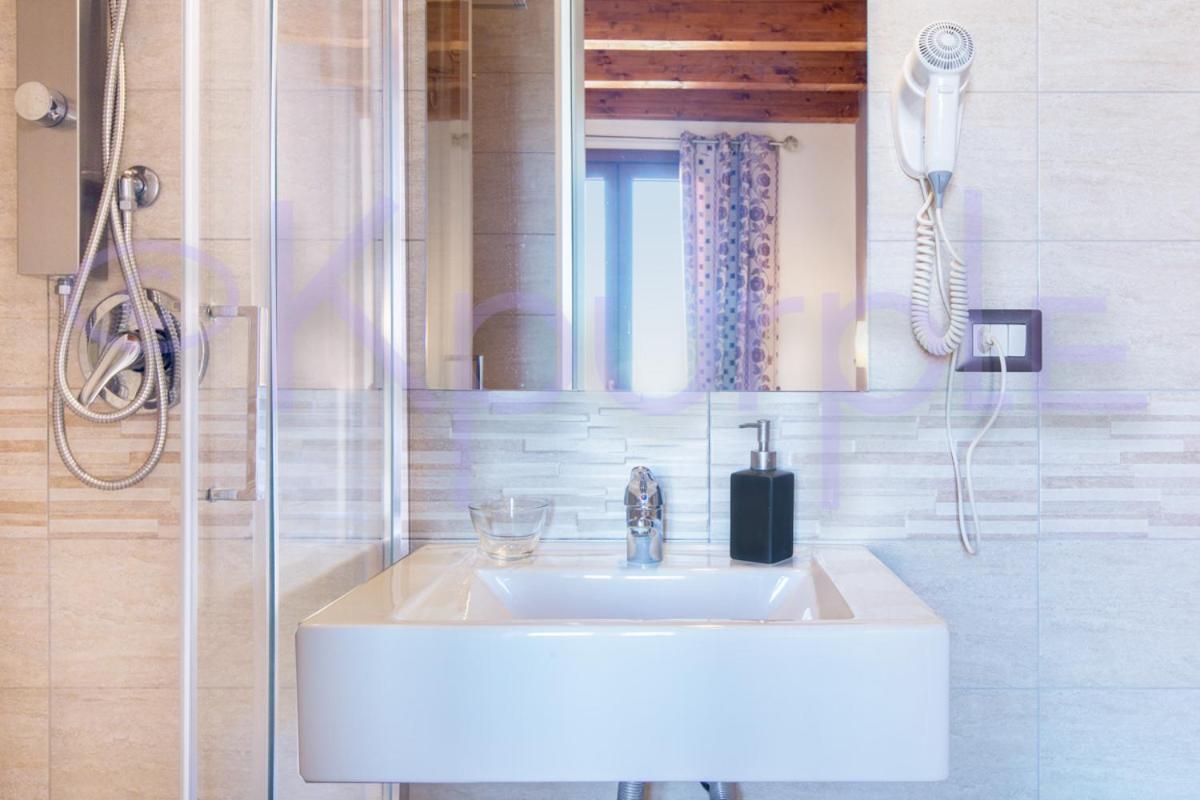 Standard Double or Twin Room with Balcony - Photo 9