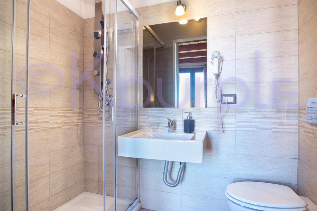 Standard Double or Twin Room with Balcony - Photo 6