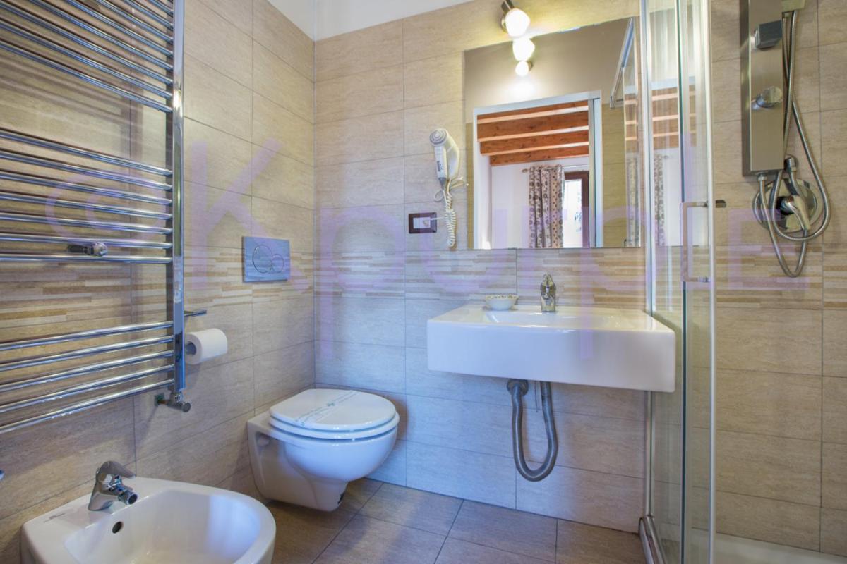 Standard Double or Twin Room with Balcony - Photo 5