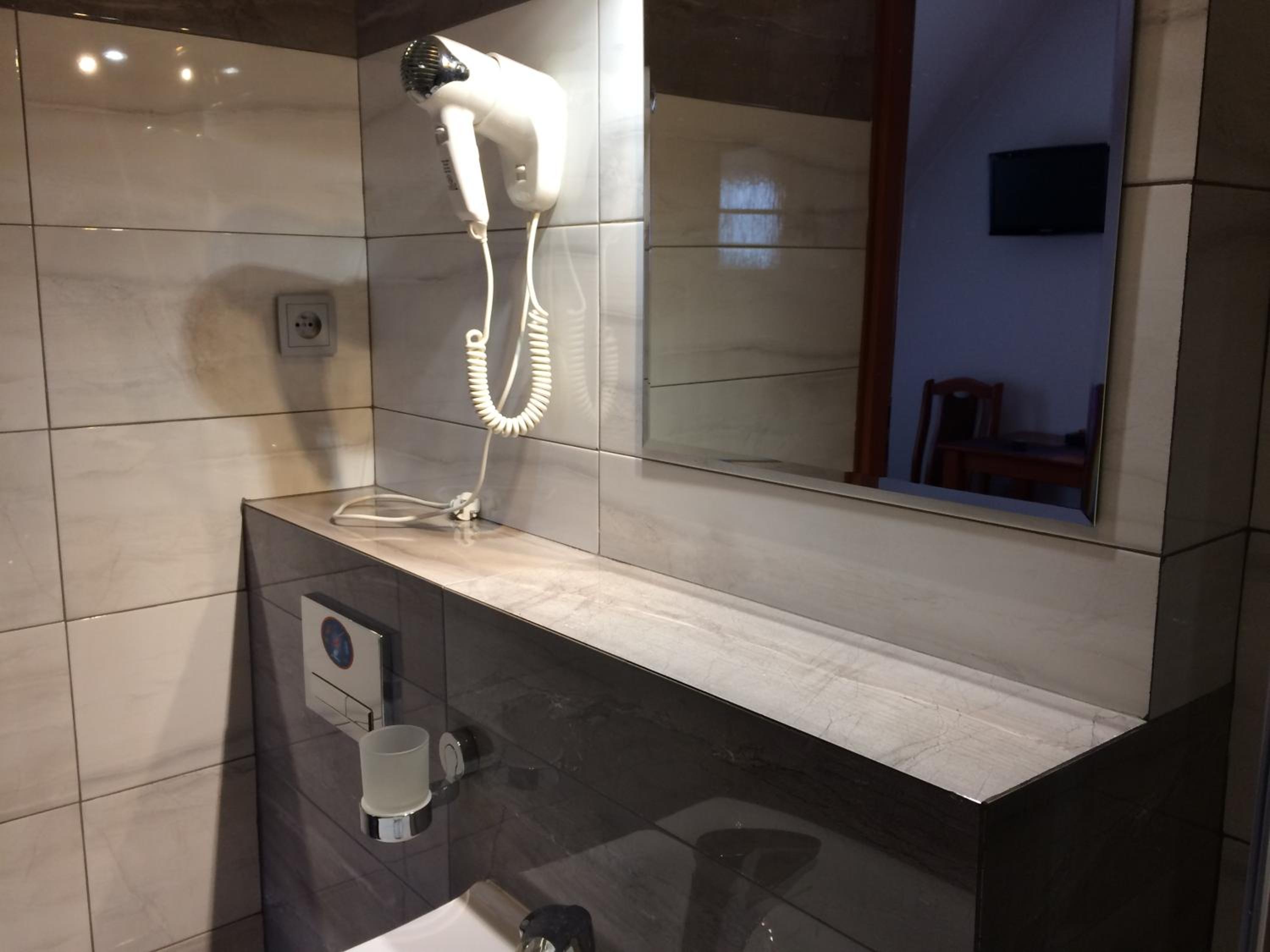 Single Room with Private Bathroom photo 3