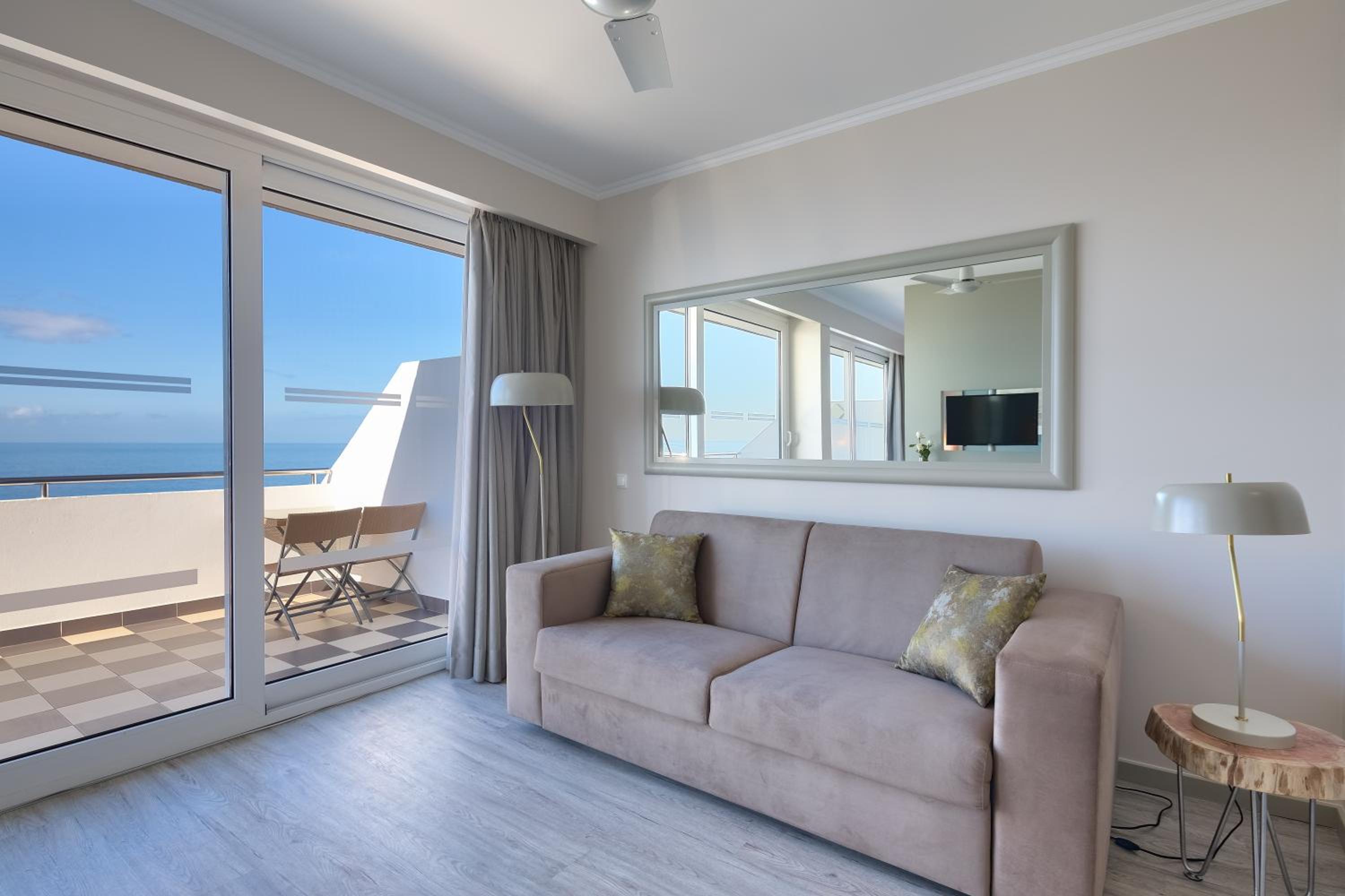 Deluxe Junior Suite - Photo 6