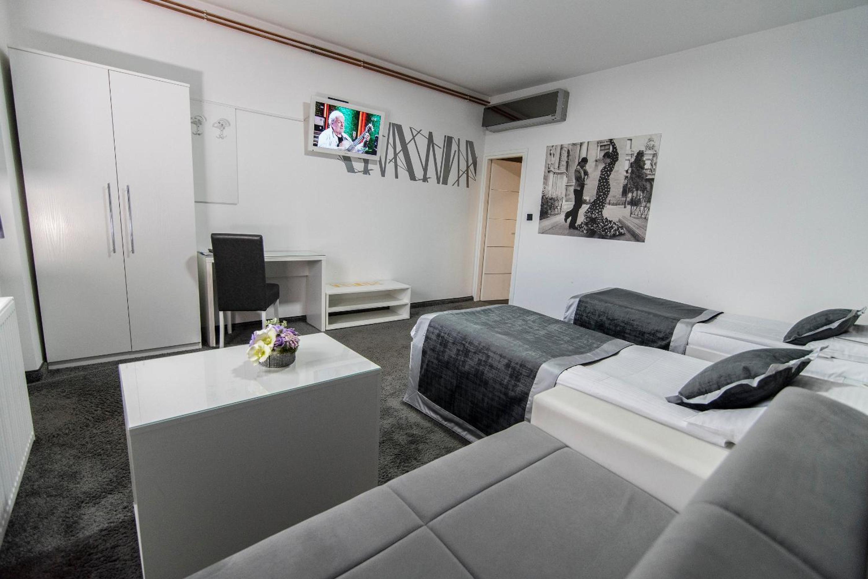 Double or Twin Room photo 3