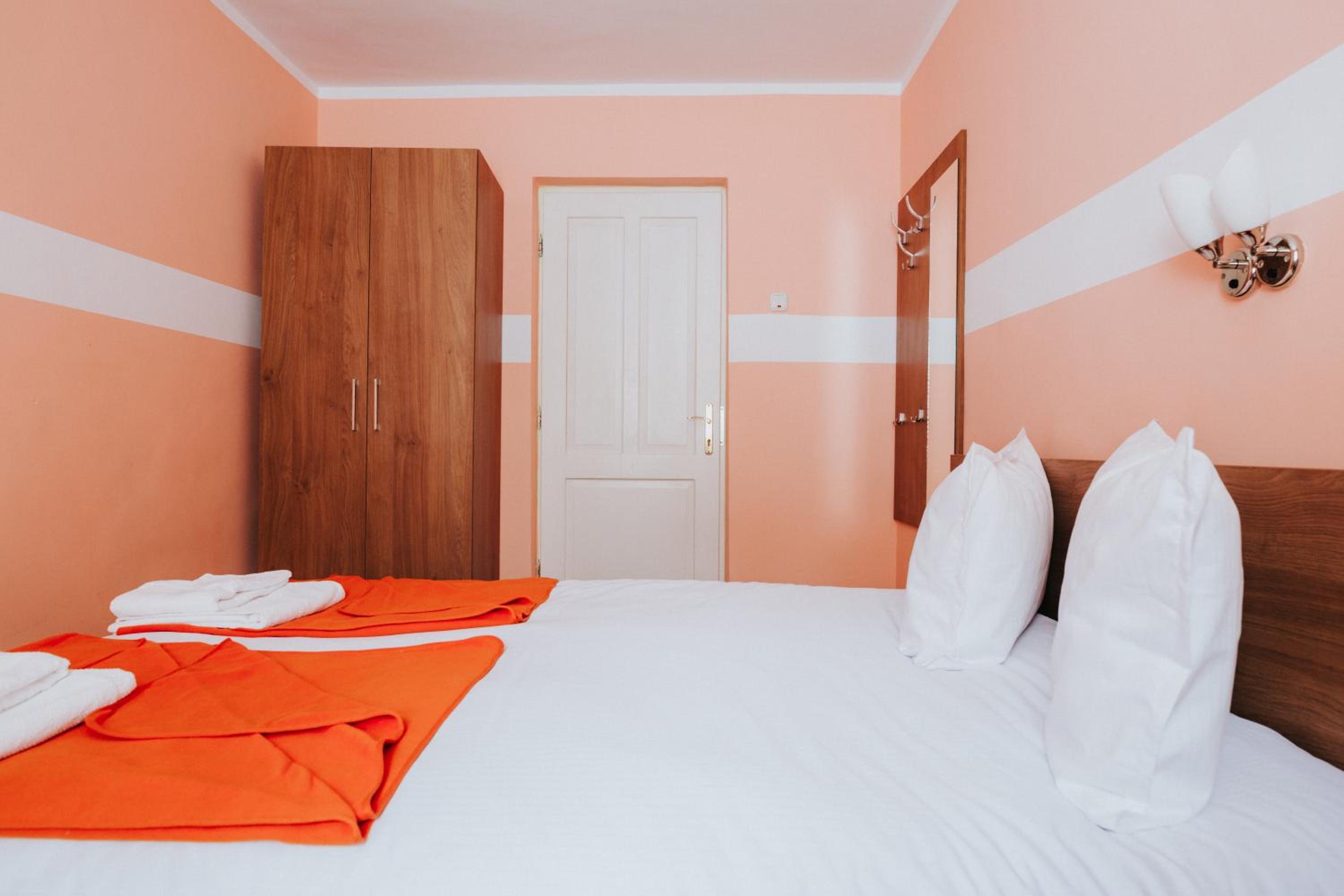 Double Room with Private Bathroom - Photo 5