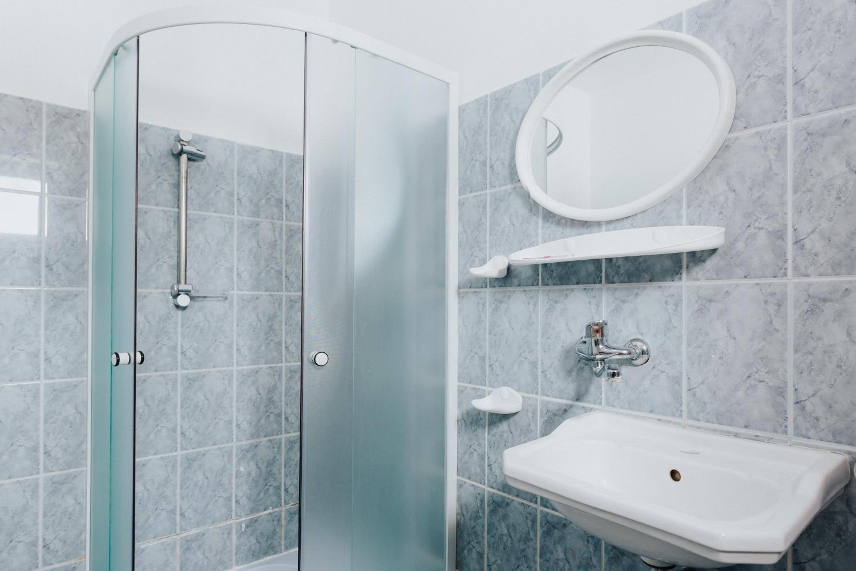 Double Room with Private Bathroom - Photo 7