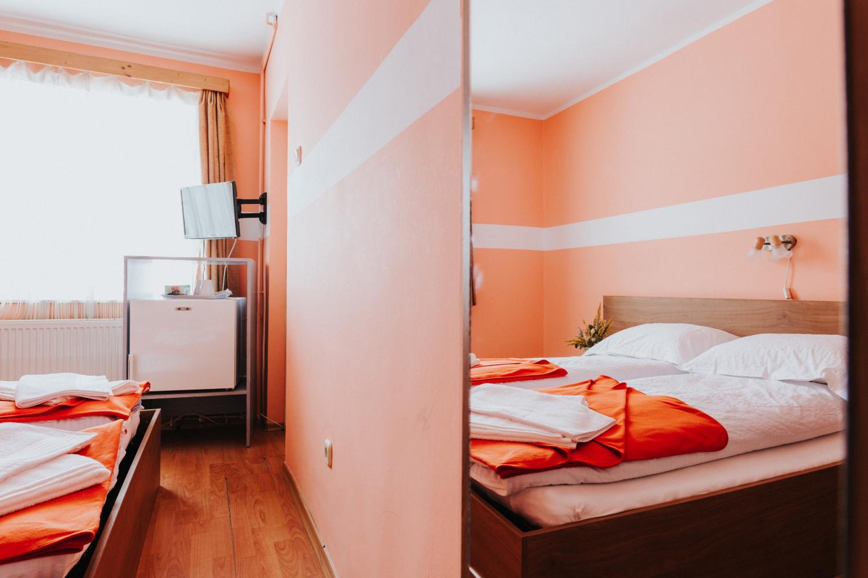 Double Room with Private Bathroom - Photo 4