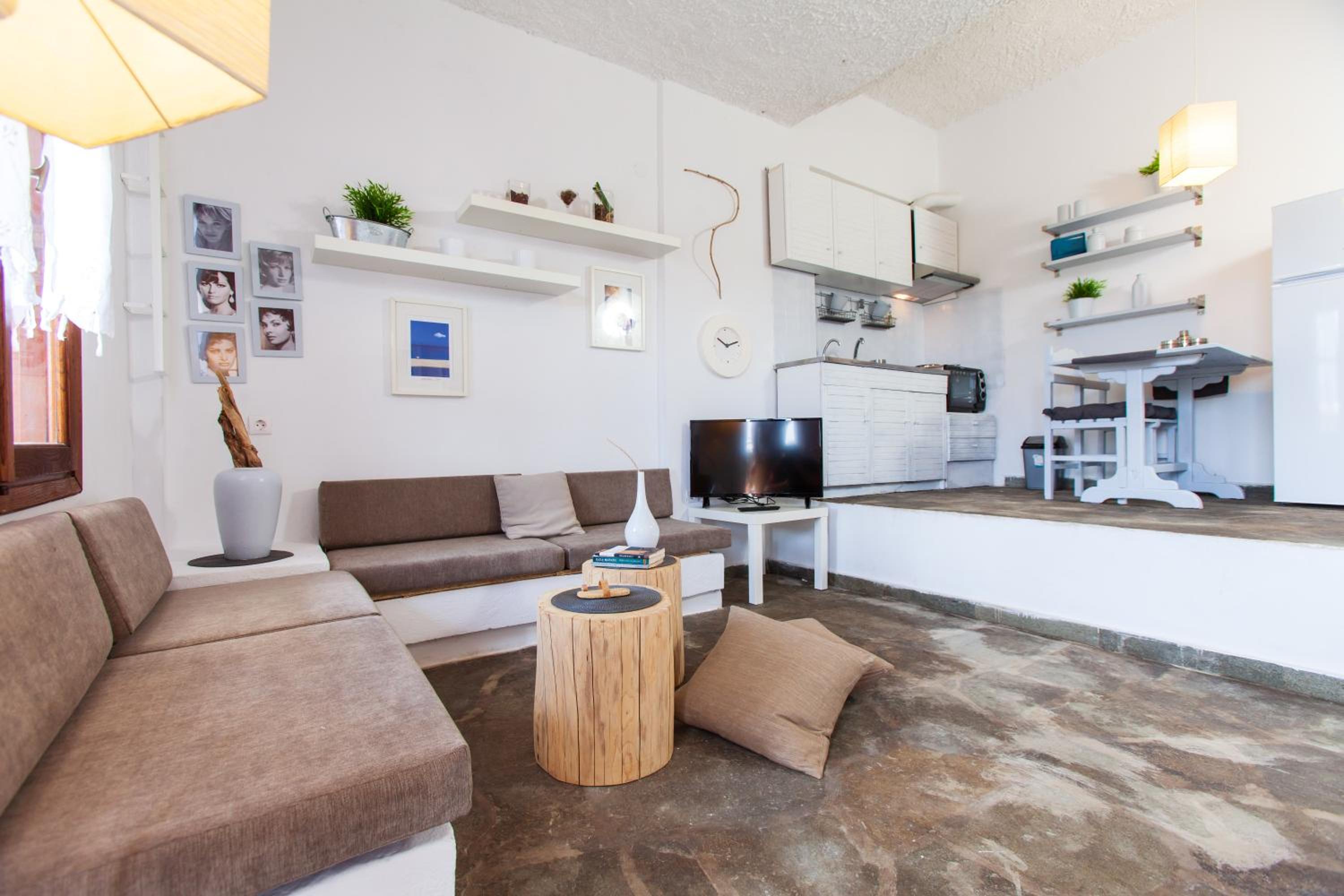 One-Bedroom House photo 1