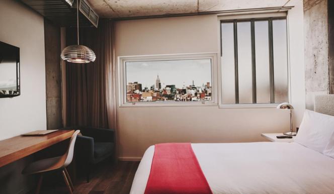 Deluxe Queen Room thumbnail 6