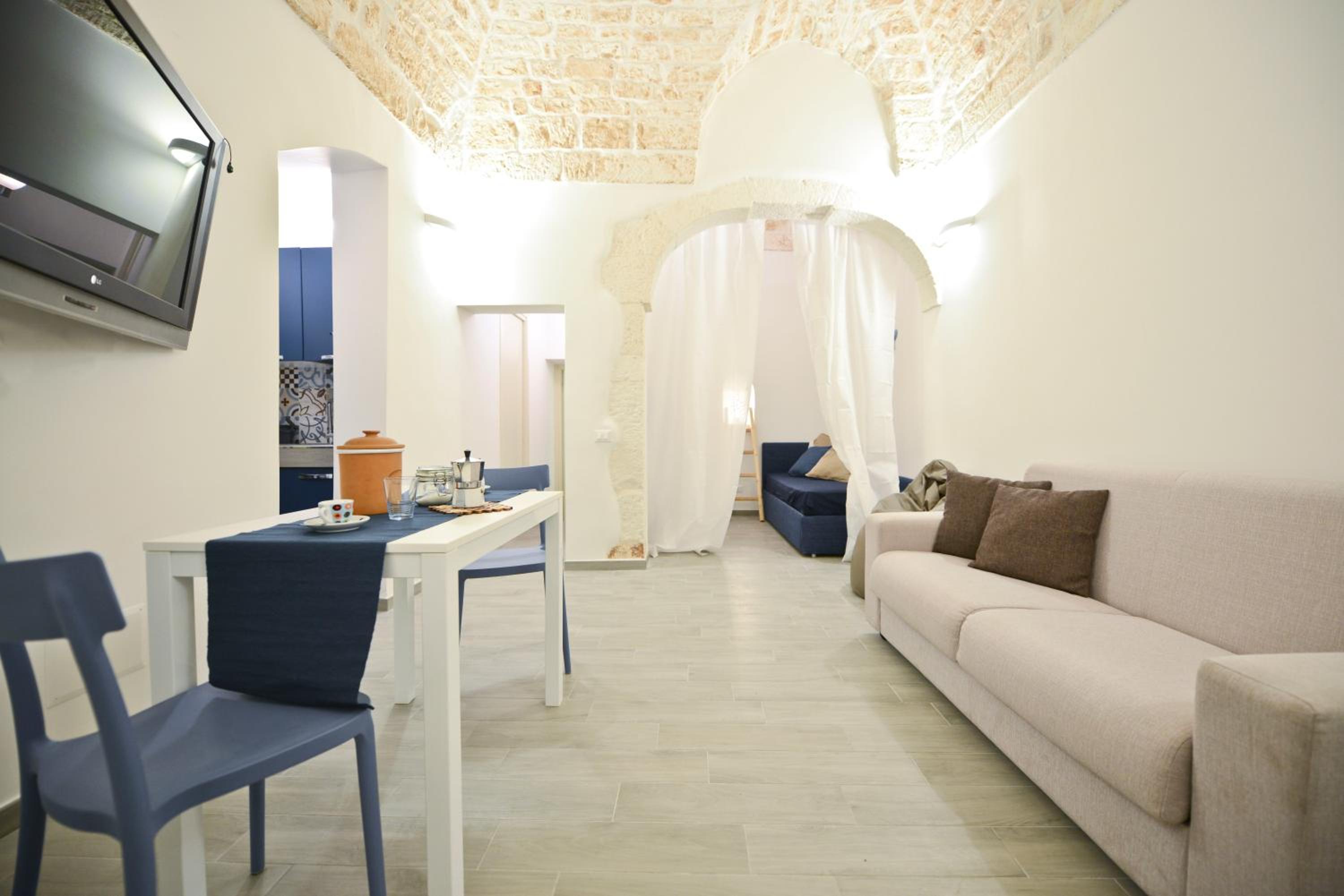 Apartment with Terrace - Photo 2