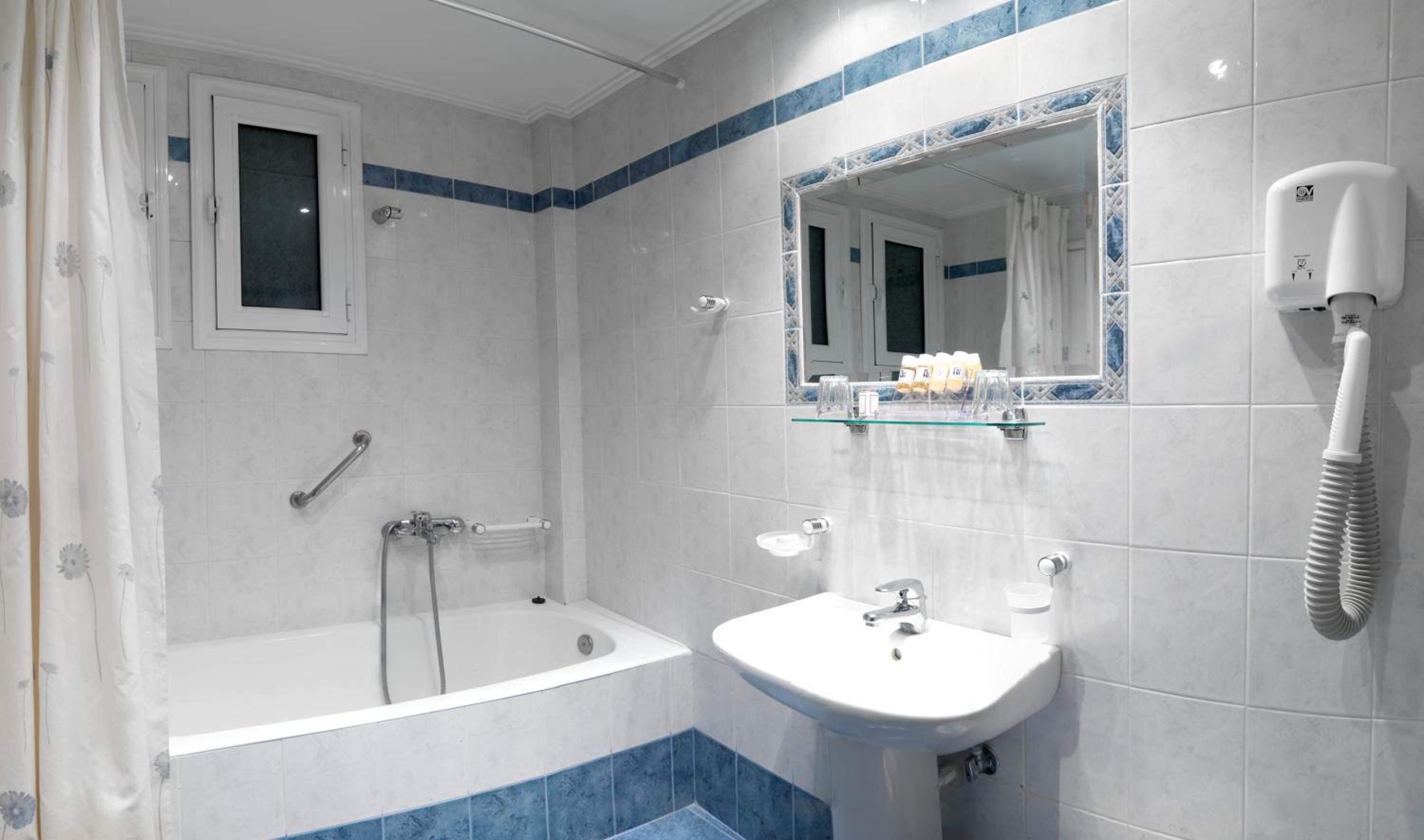 Twin Room - Photo 2
